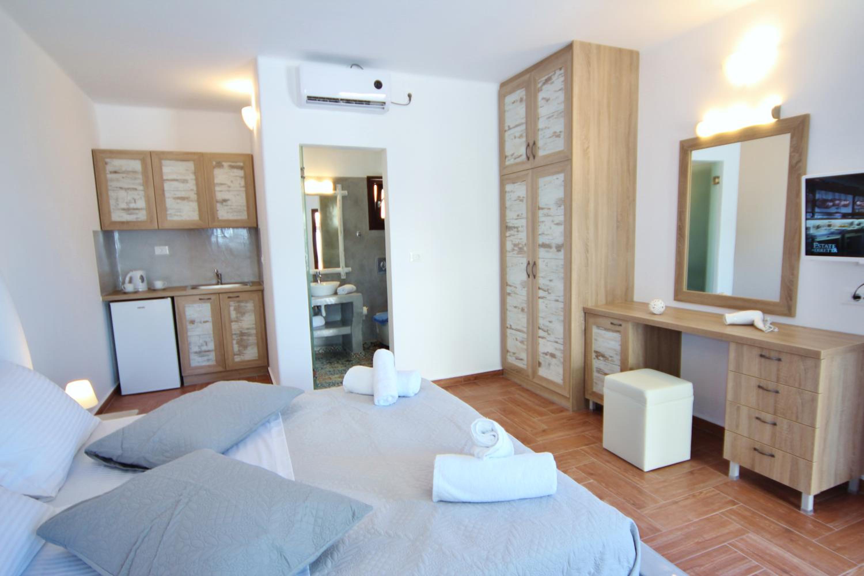 Double Room with Pool Access & Patio photo 3