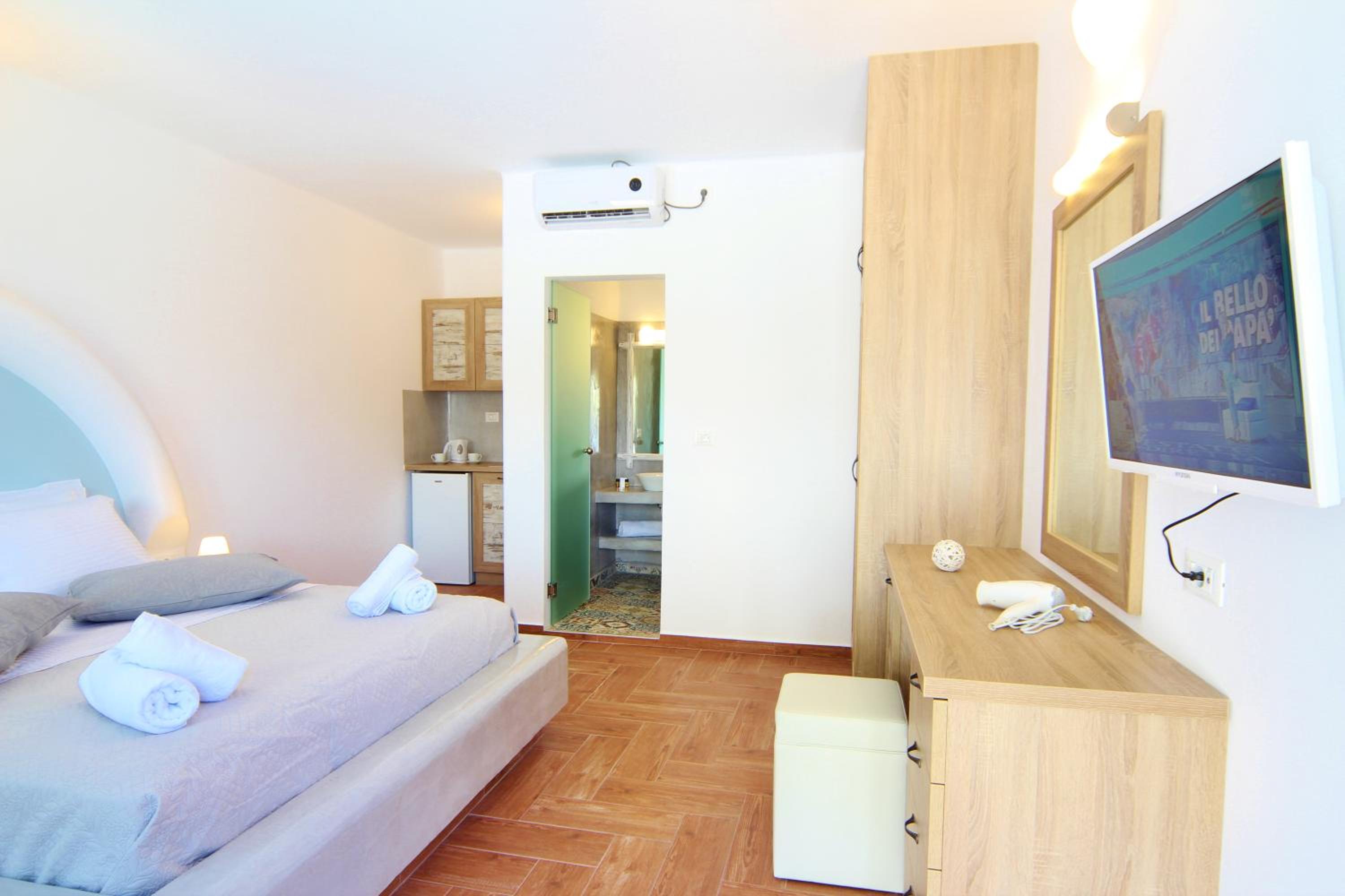 Double Room with Pool Access & Patio photo 2