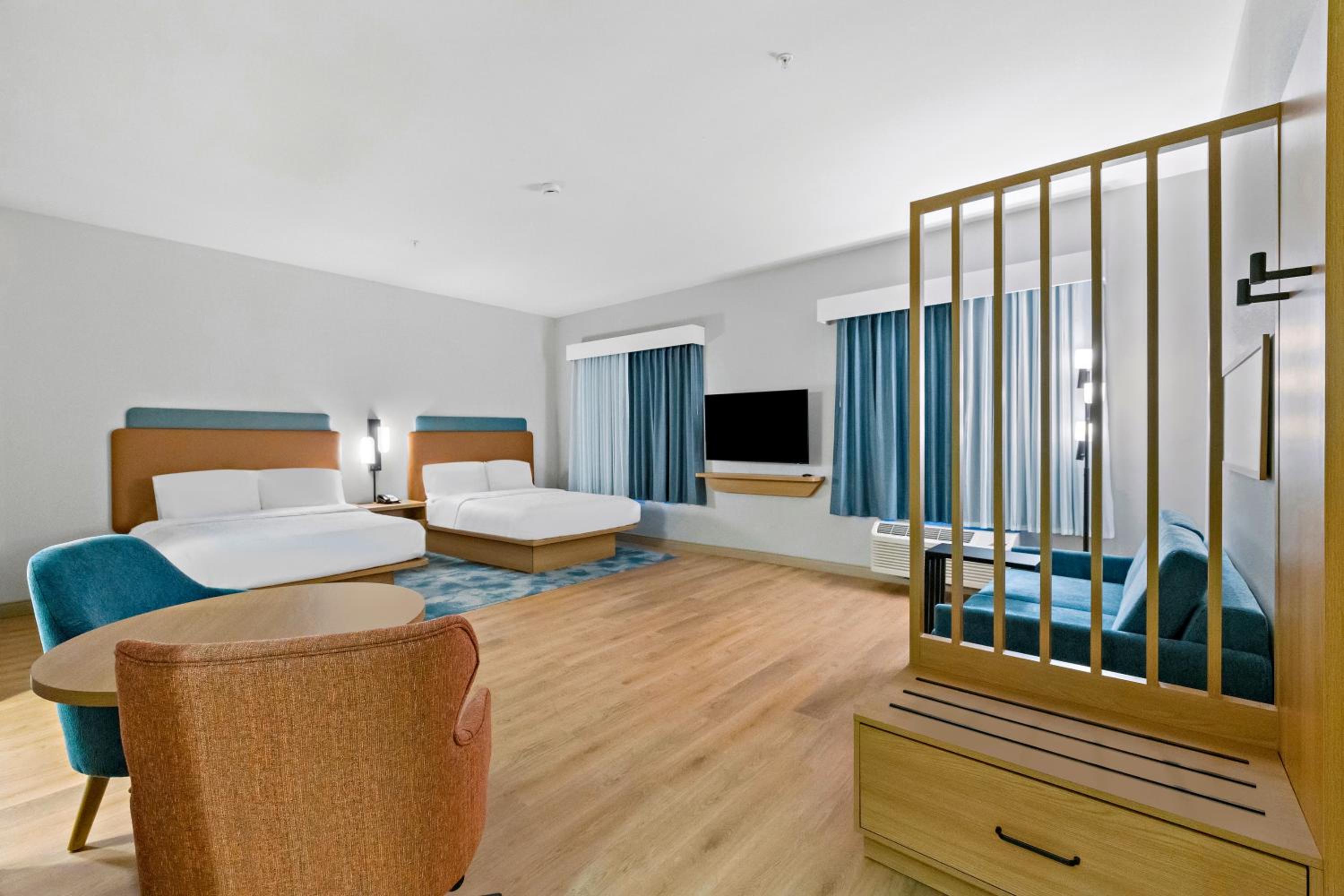 Studio with Two Queen Beds and Sofa Bed - Hearing Access/Non-Smoking - Photo 5