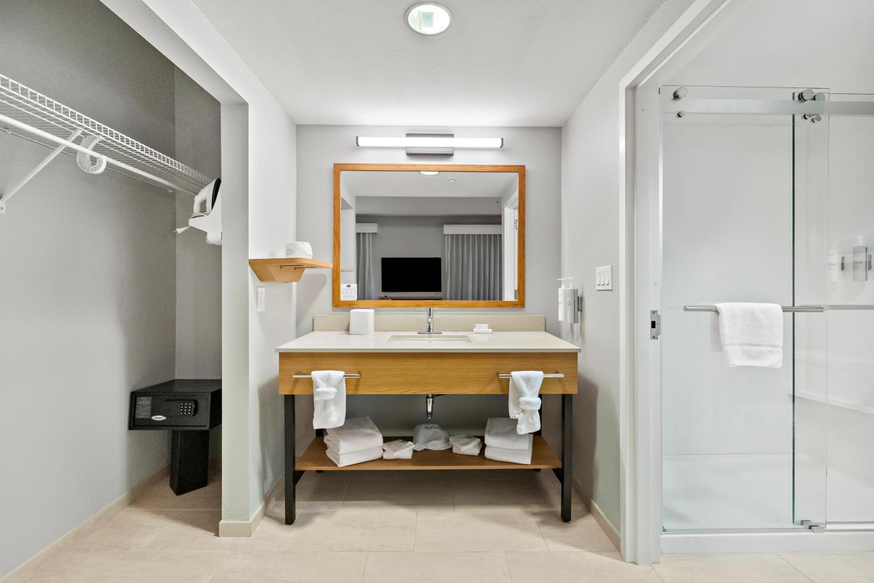 King Studio Suite with Sofa Bed - Hearing Access/Non-Smoking - Photo 3