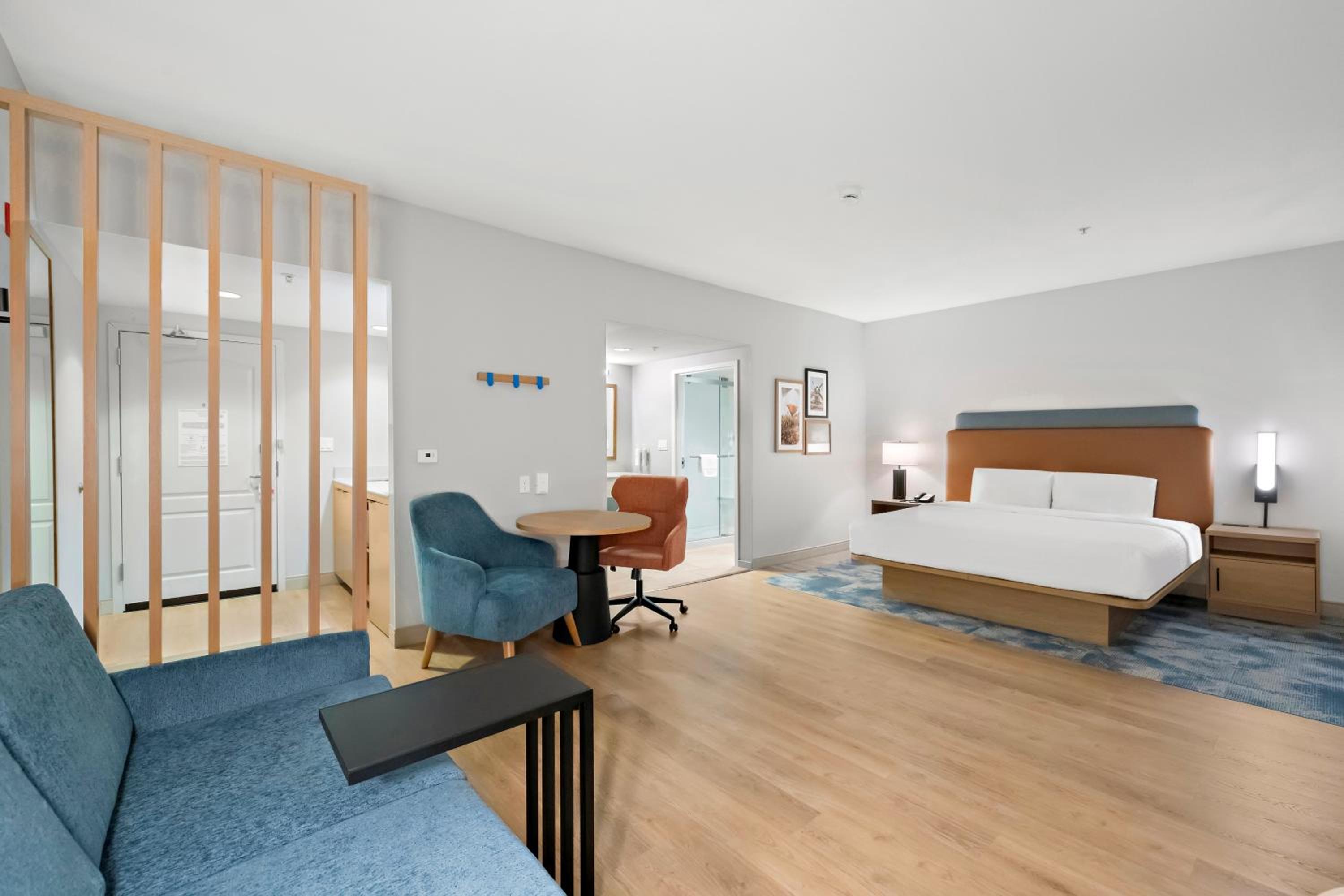 King Studio Suite with Sofa Bed - Hearing Access/Non-Smoking - Photo 4