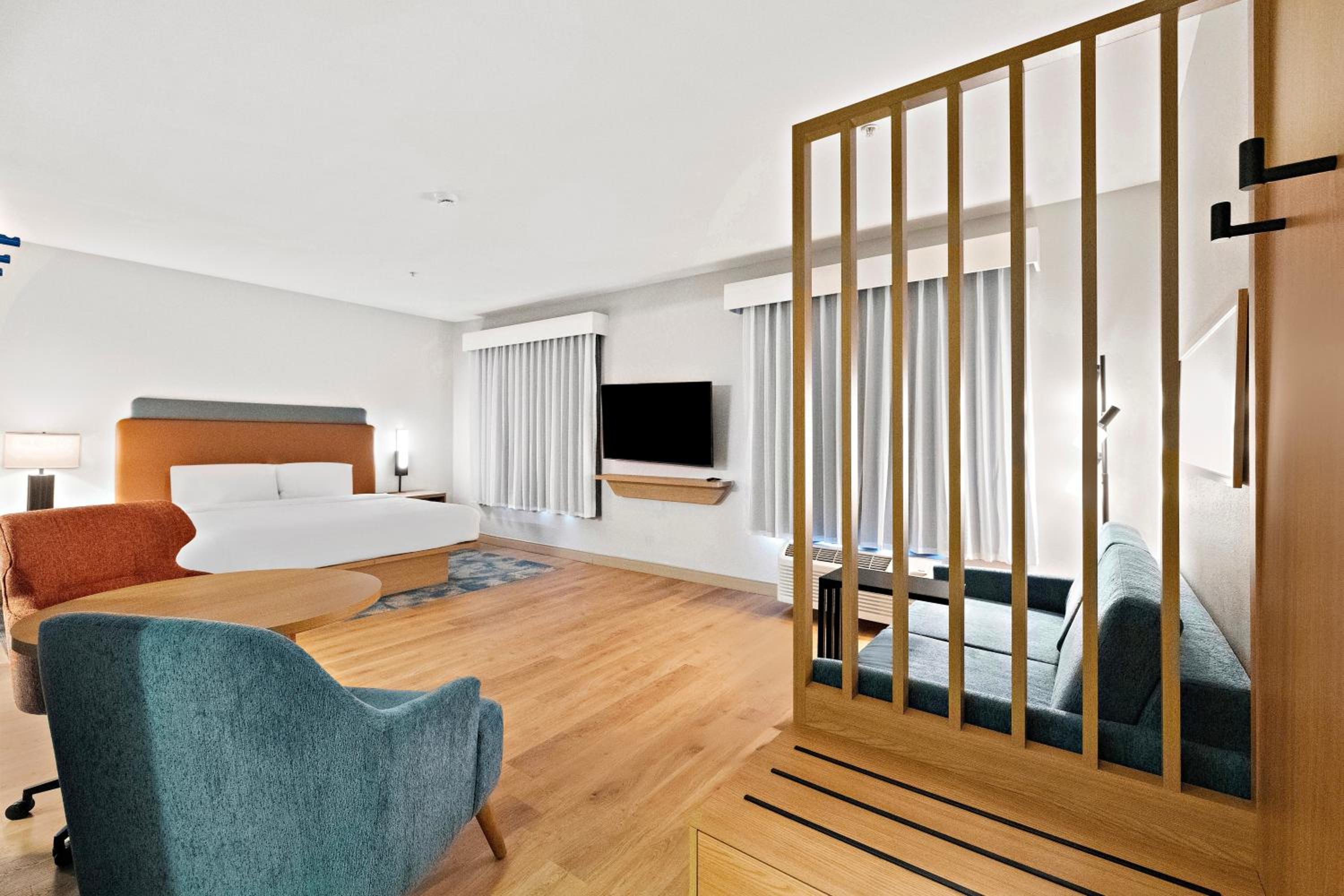 King Studio Suite with Sofa Bed - Hearing Access/Non-Smoking - Photo 5