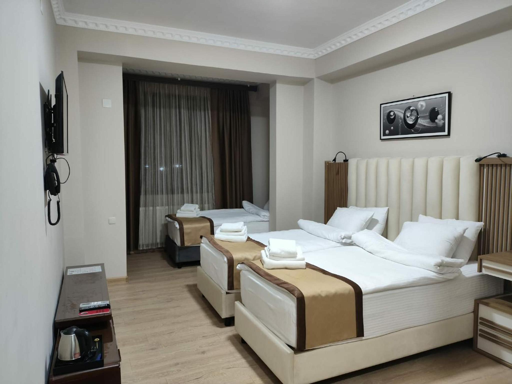 Economy Triple Room photo 2