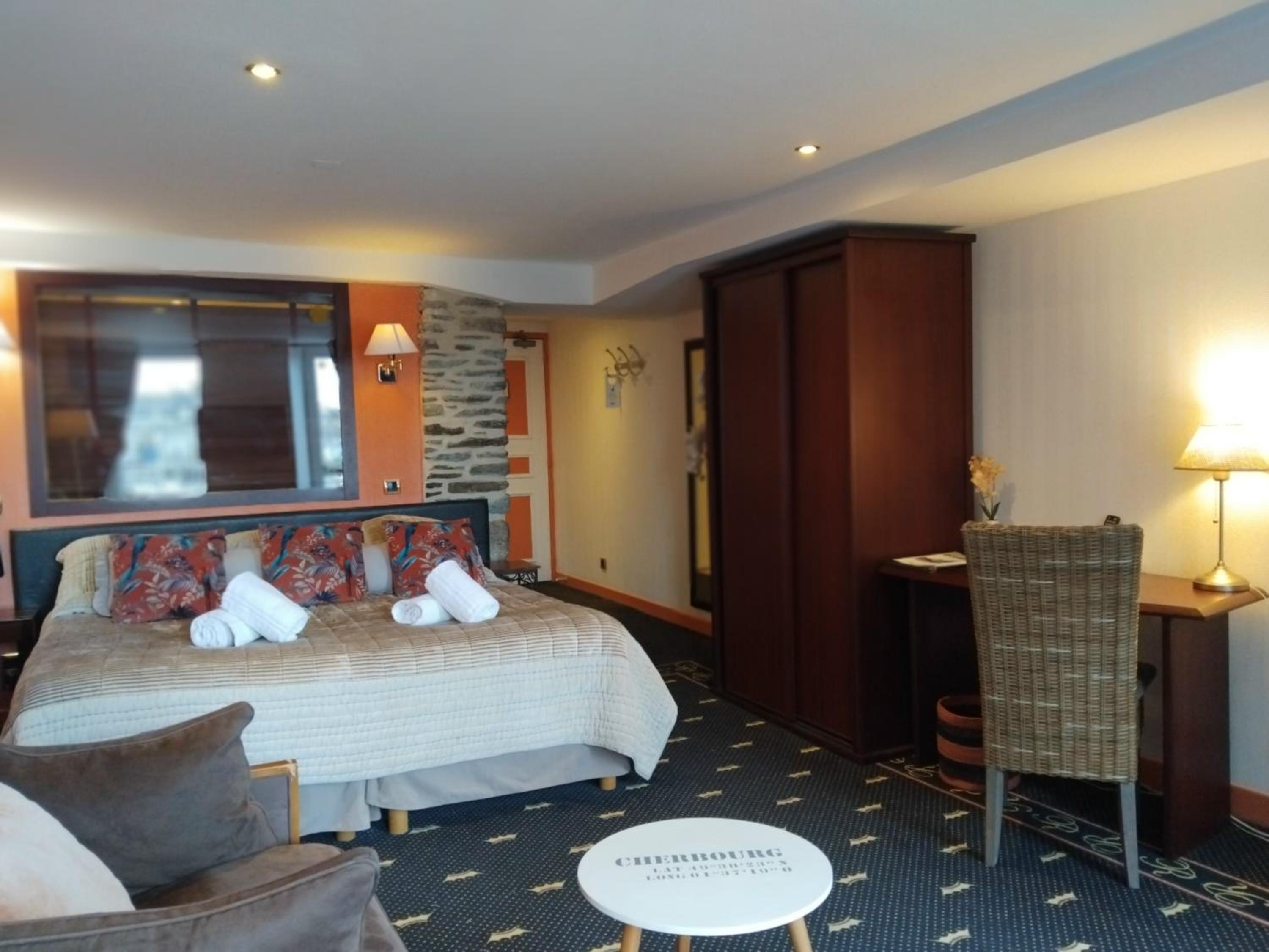 Superior Twin Room with Harbor View - Photo 4