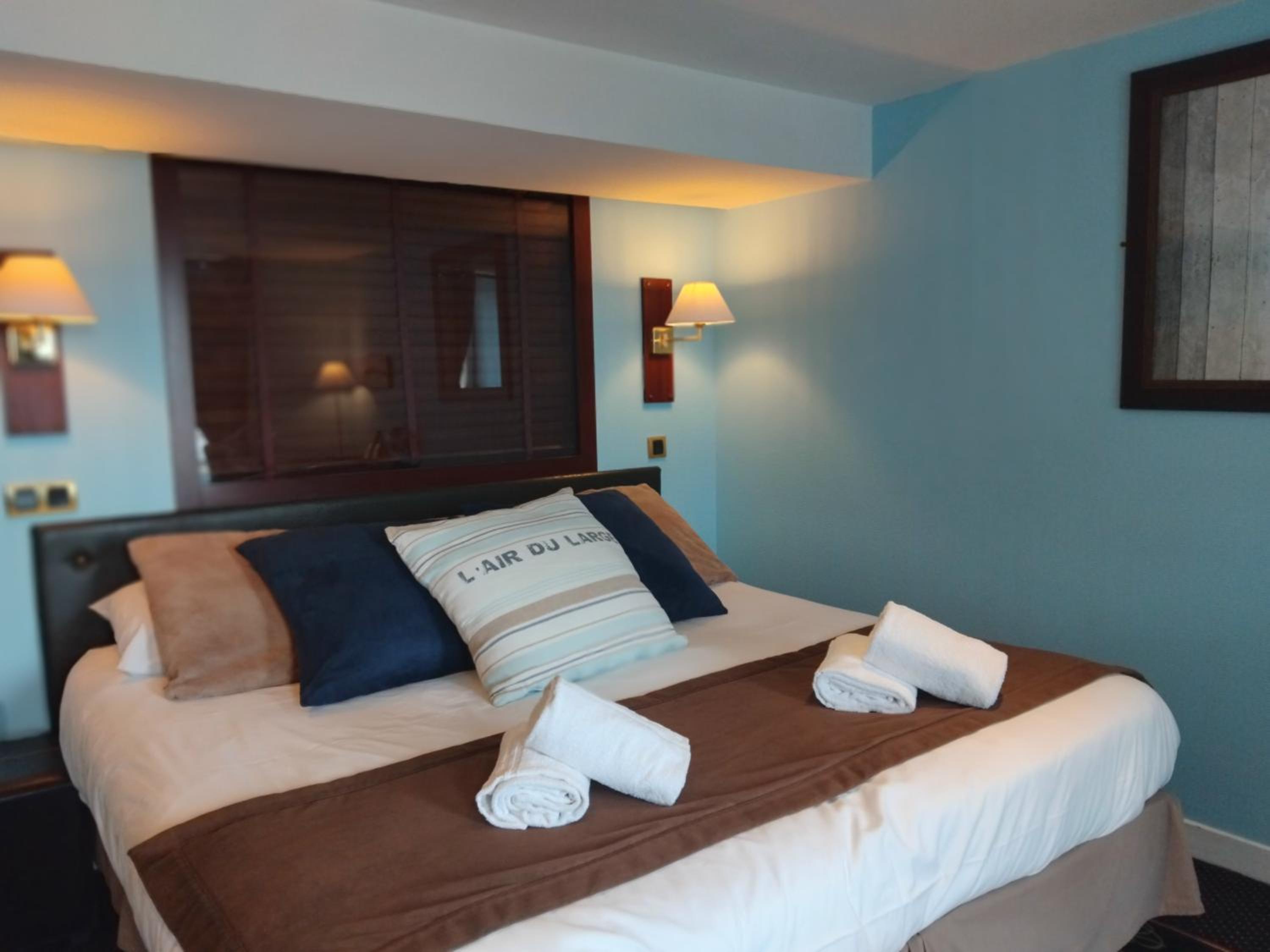 Superior Twin Room with Harbor View - Photo 2