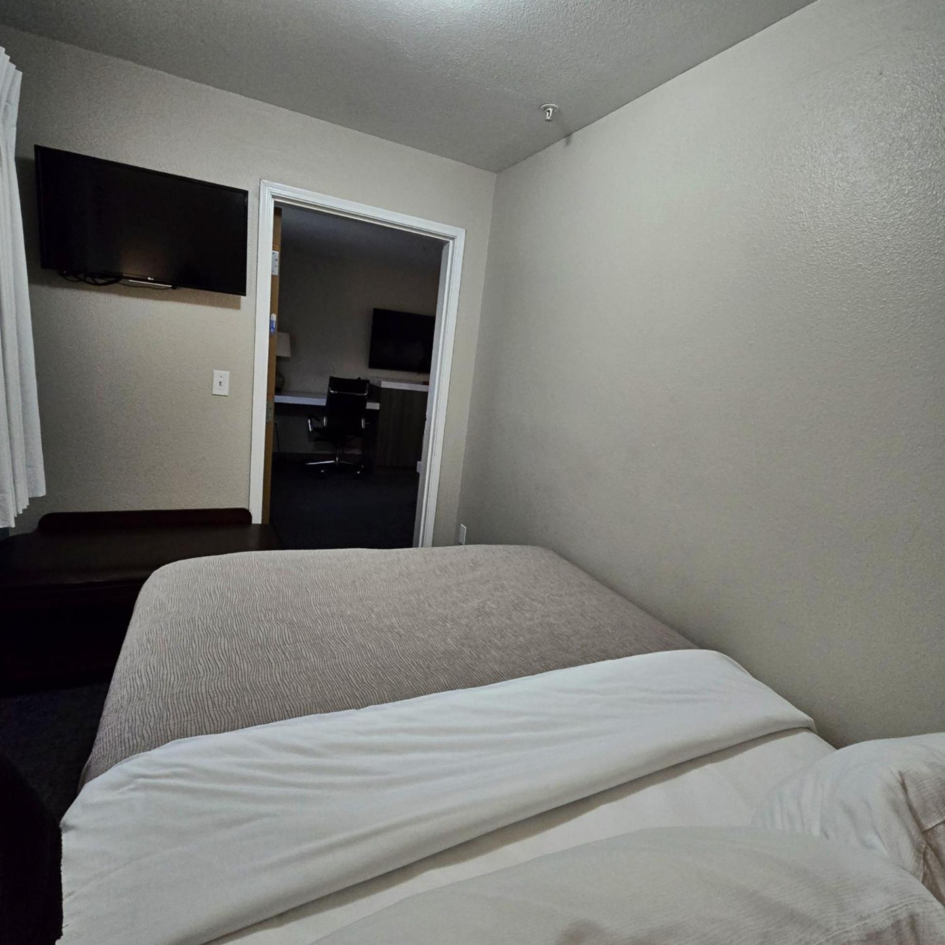 Efficiency Room with One King Bed and One Queen Bed - Non-Smoking - Photo 4