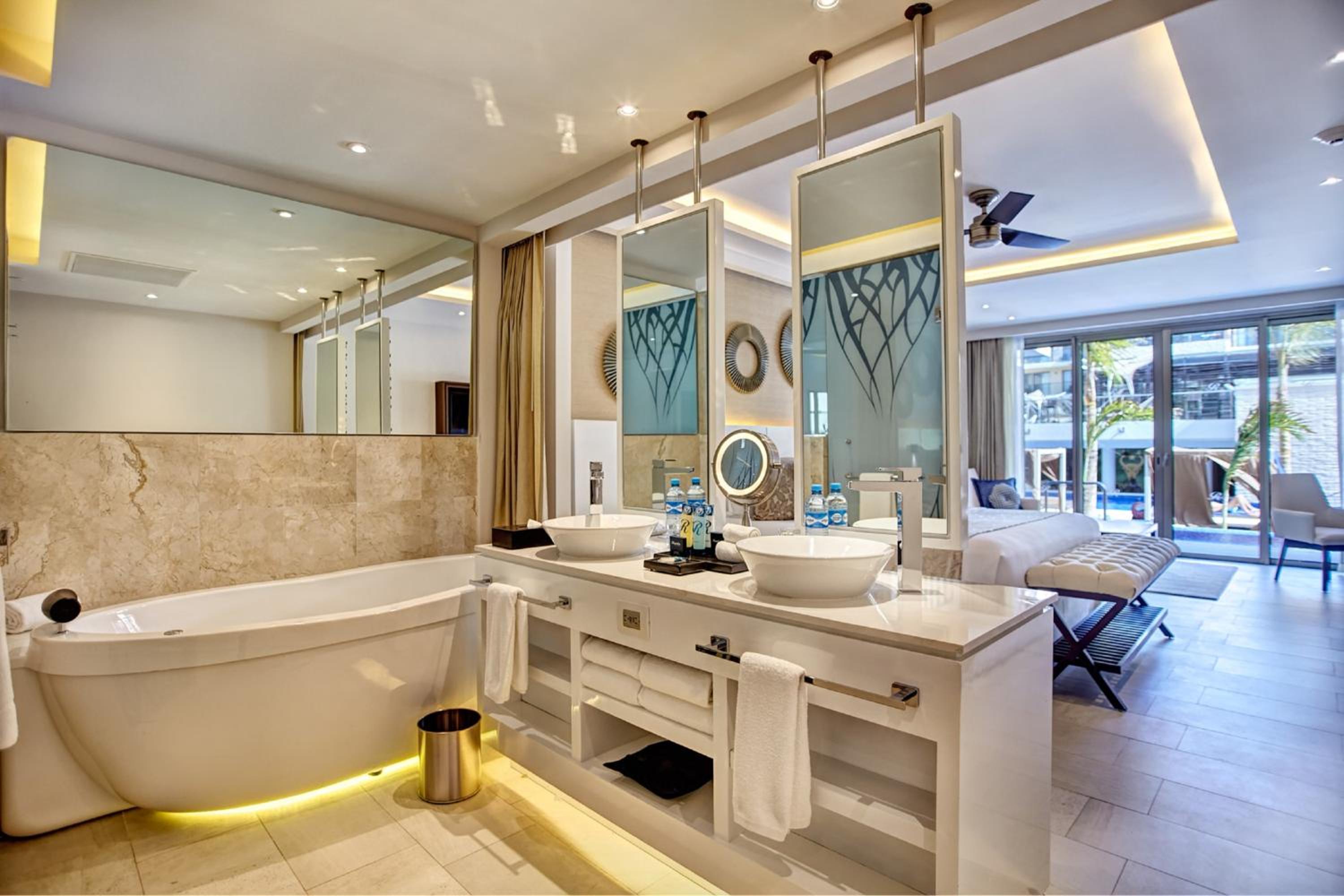 Luxury Junior Suite Swim Out photo 3
