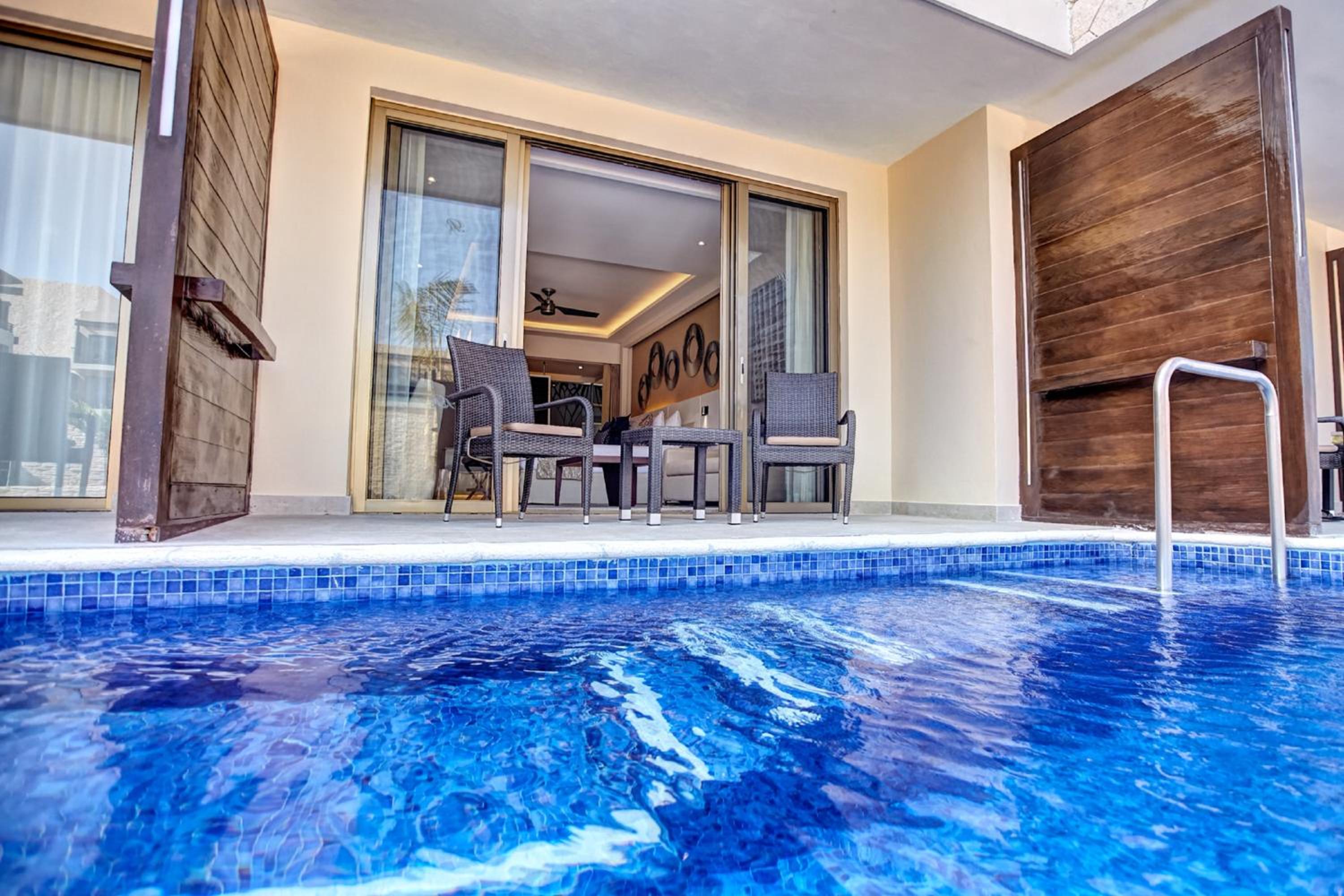 Luxury Junior Suite Swim Out photo 2