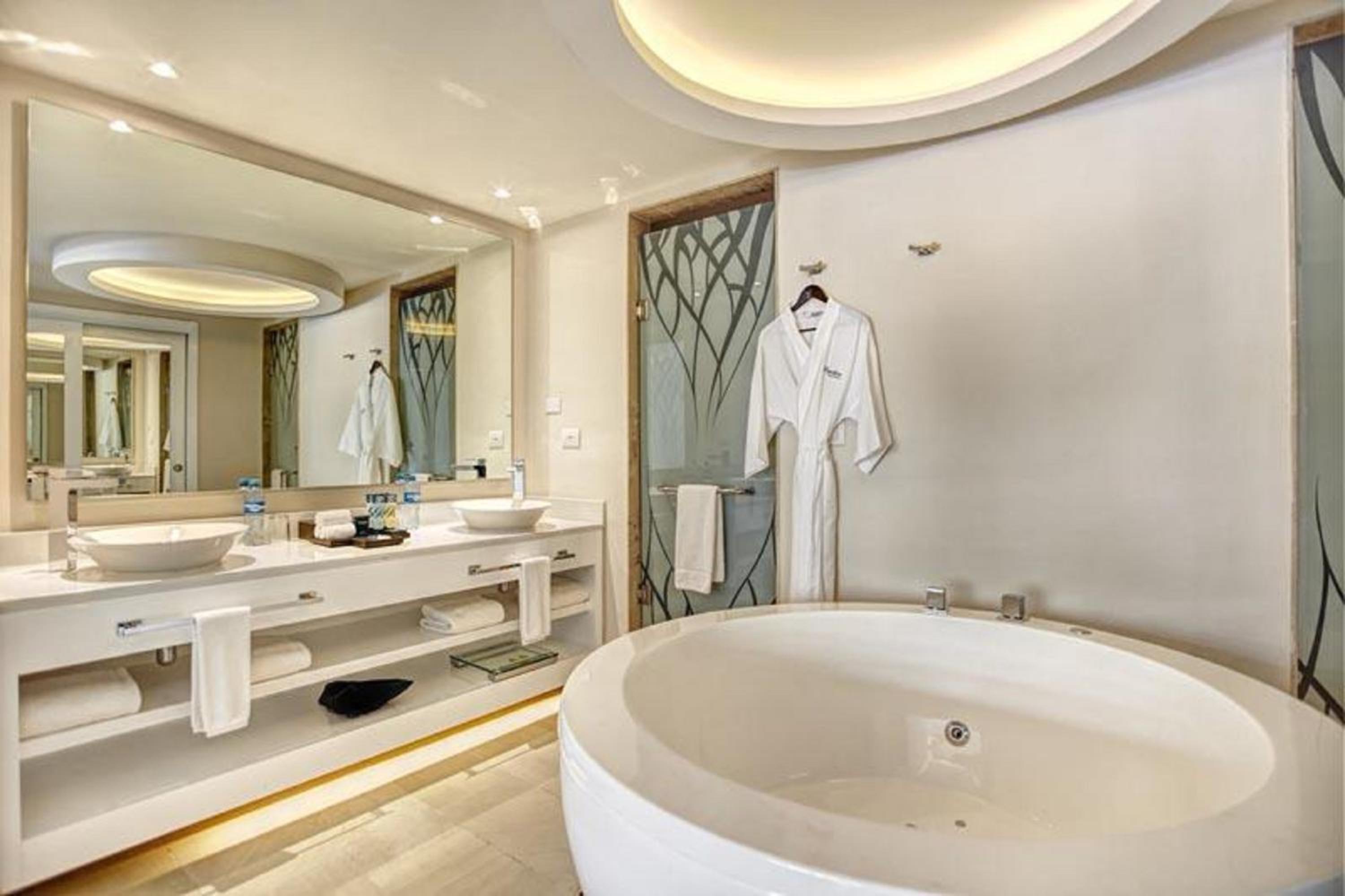 Luxury Suite with Terrace Jacuzzi photo 2