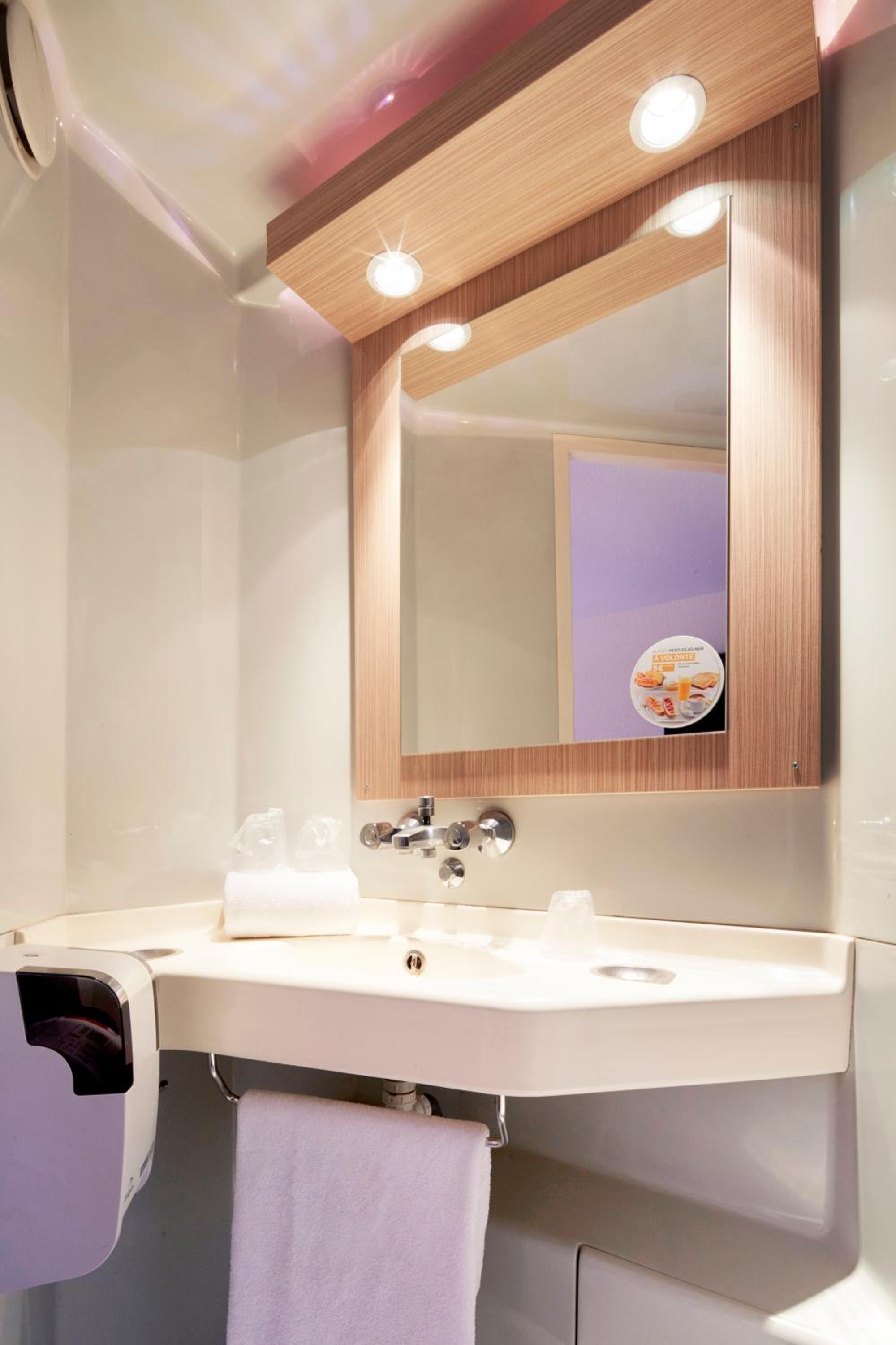 Standard Room with Twin Bed - Photo 2