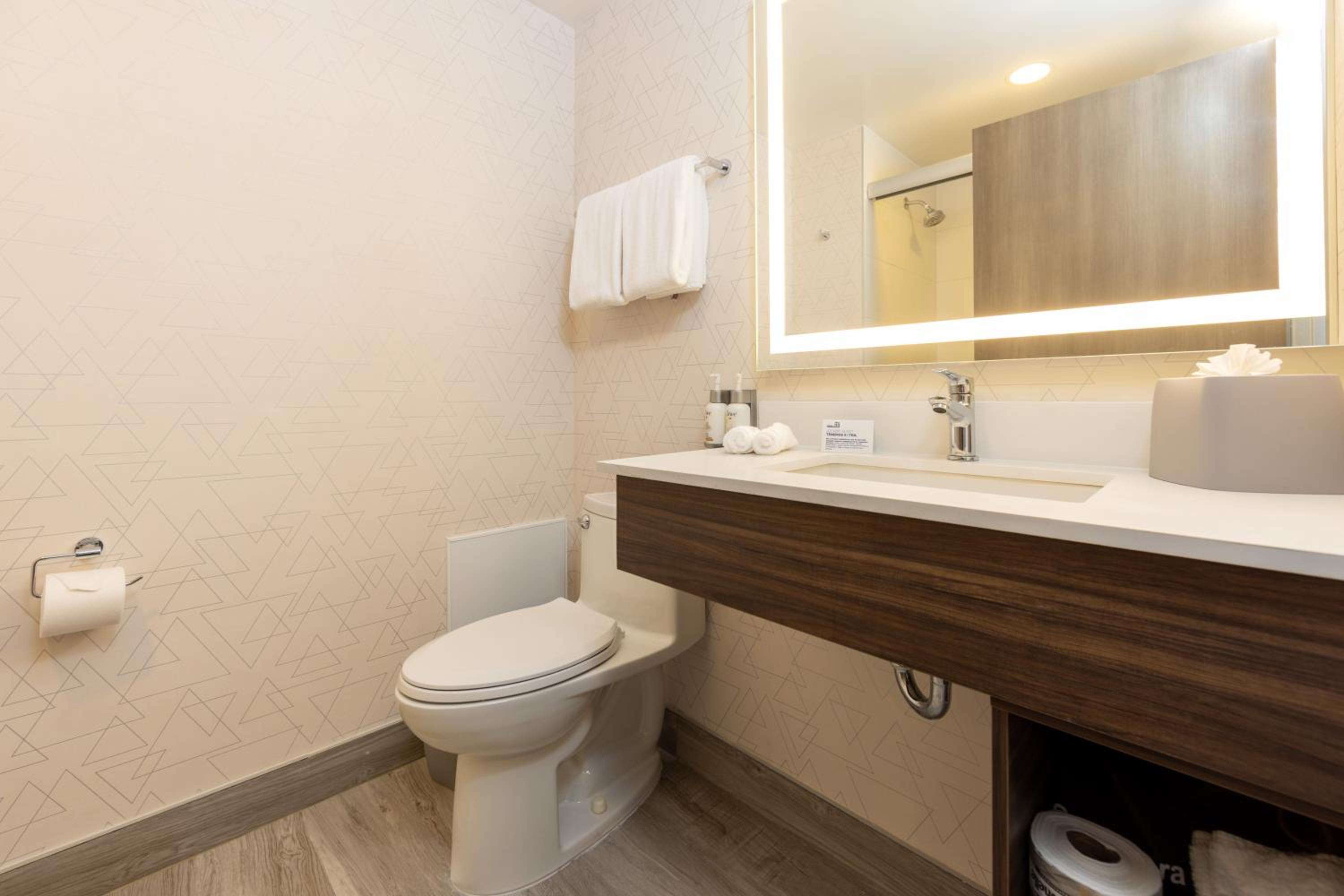 Standard King Room with Ocean View and Balcony - Photo 2