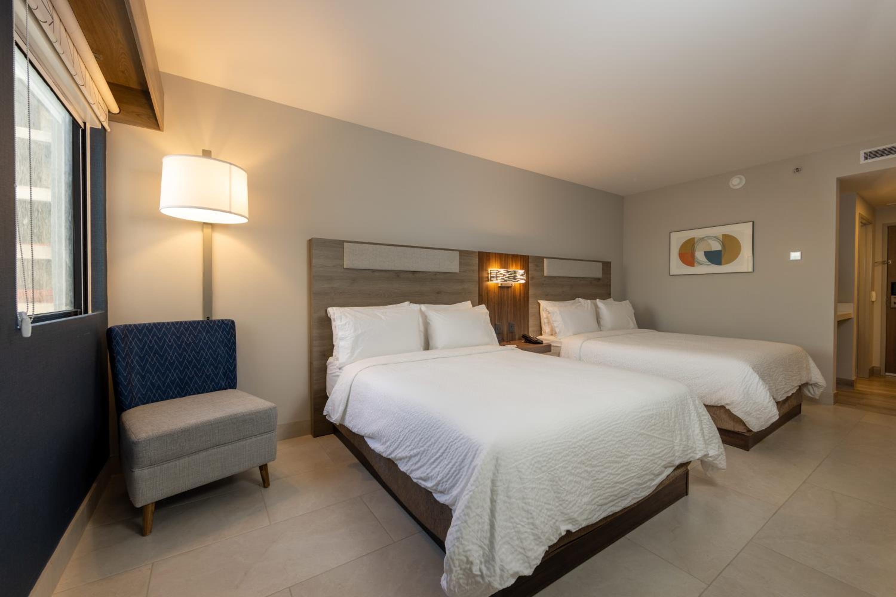 Standard King Room with Lagoon View - Photo 2