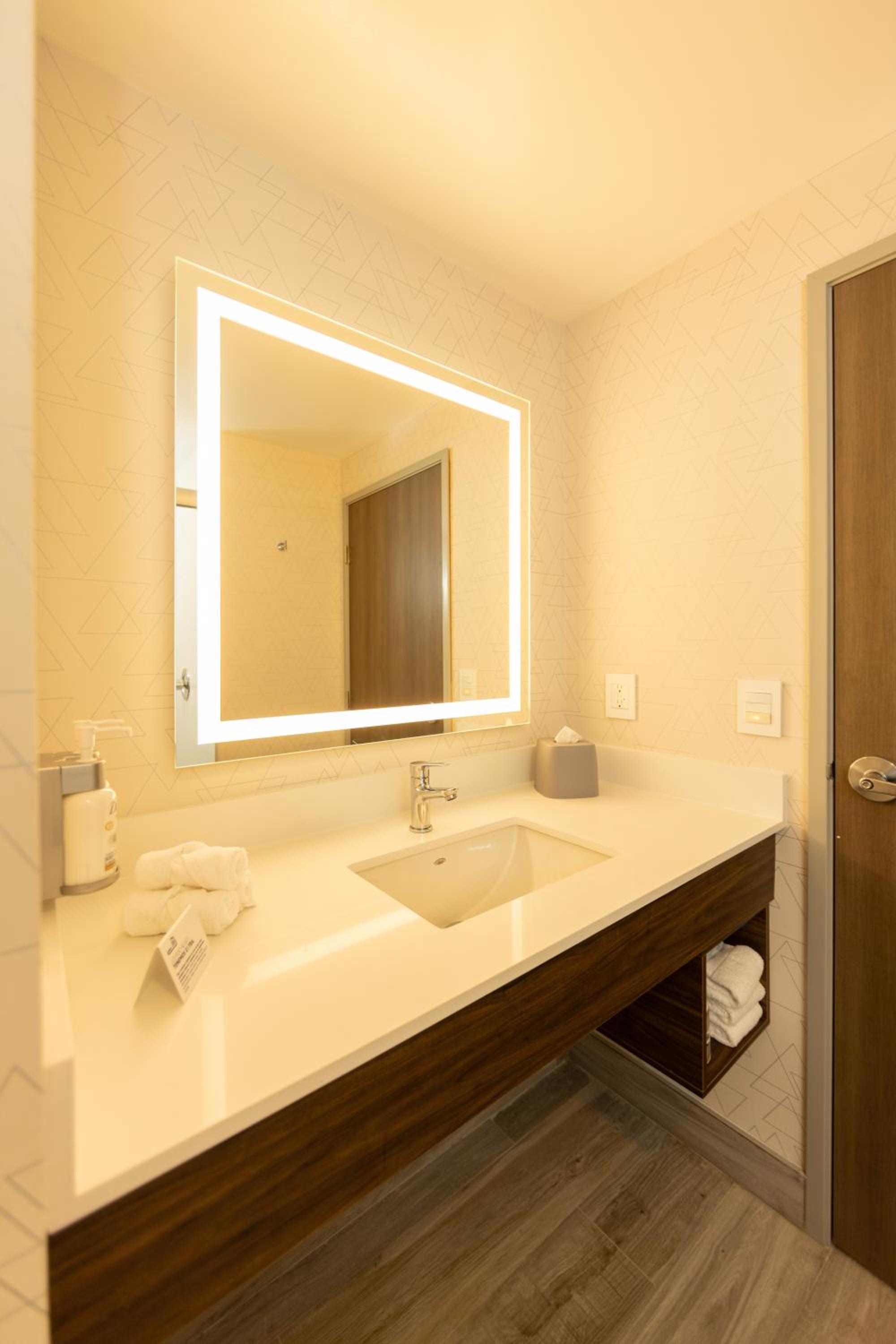 Standard King Room with Lagoon View - Photo 3