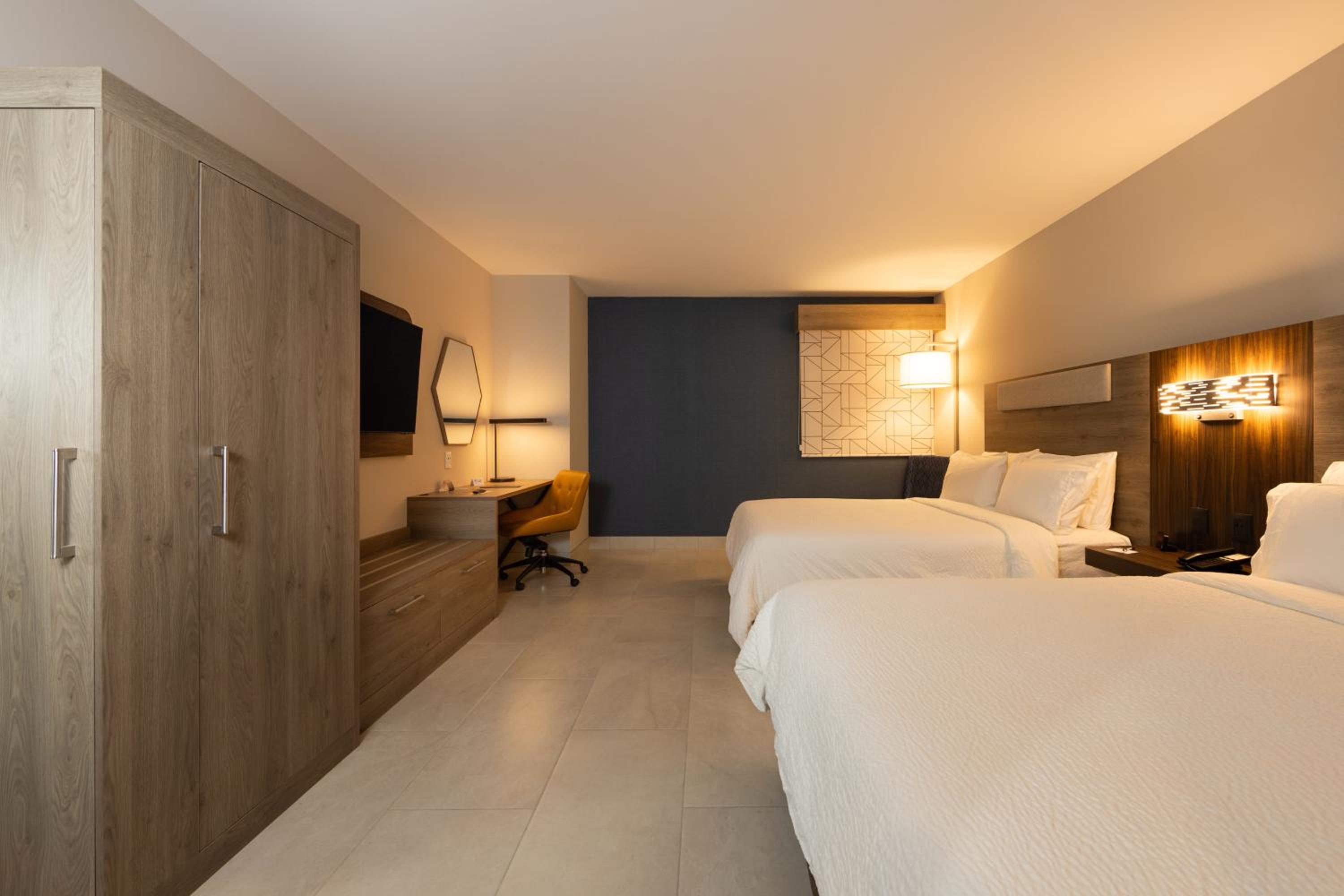 Standard King Room with Lagoon View - Photo 4