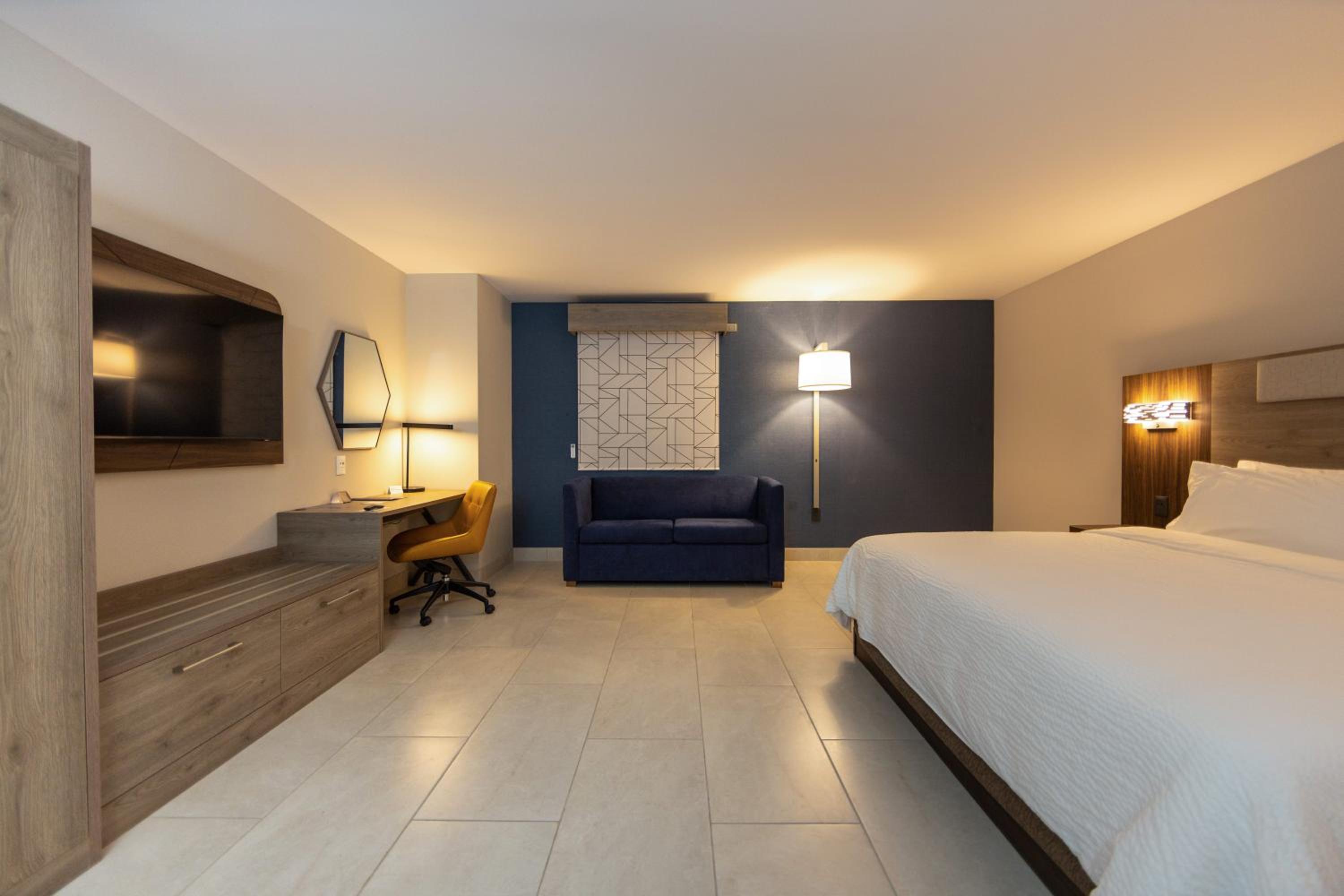 Accessible King Suite with Lagoon View - Photo 2