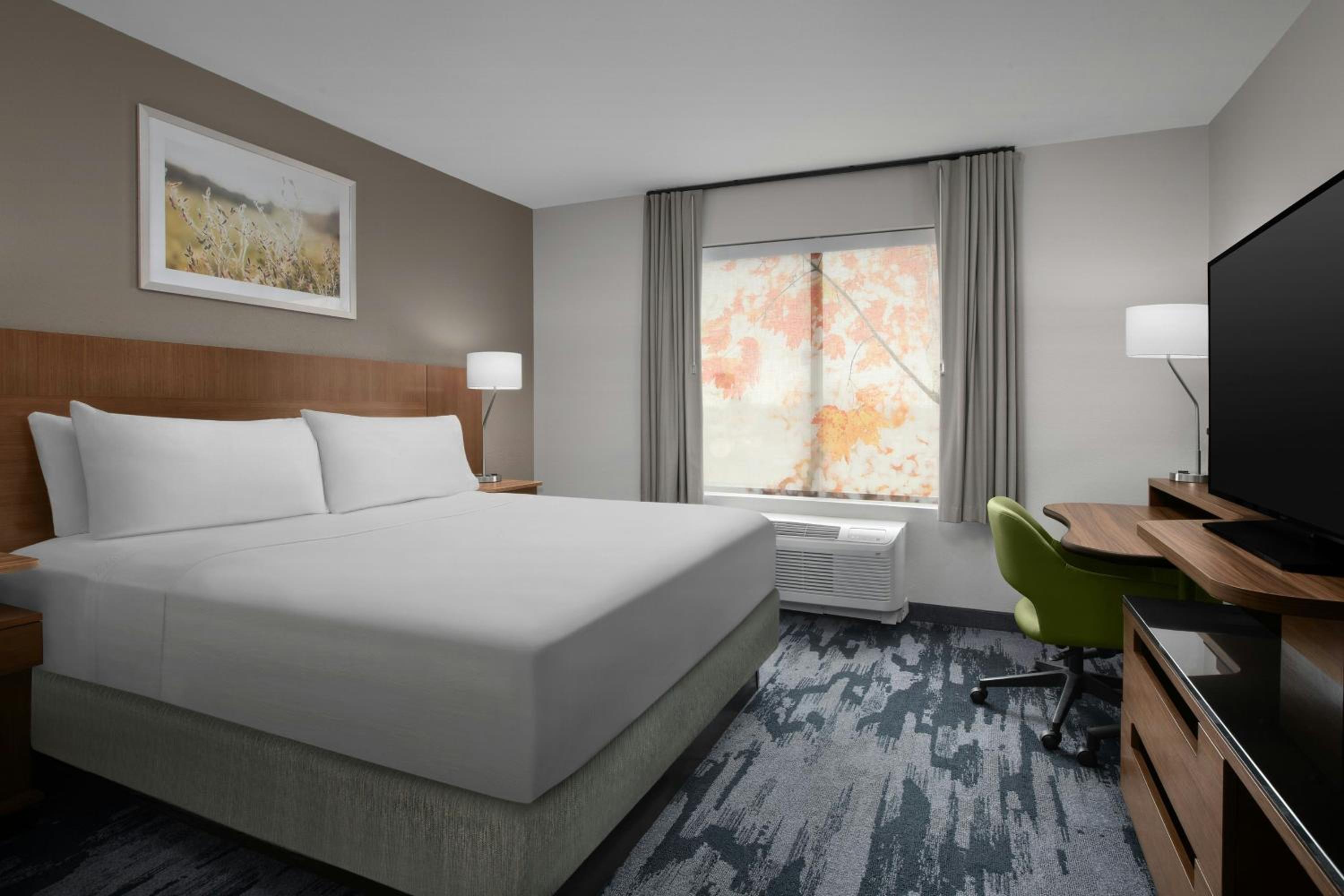 King Room with Transfer Shower and Roll-In Shower - Mobility Access/Hearing Accessible photo 1