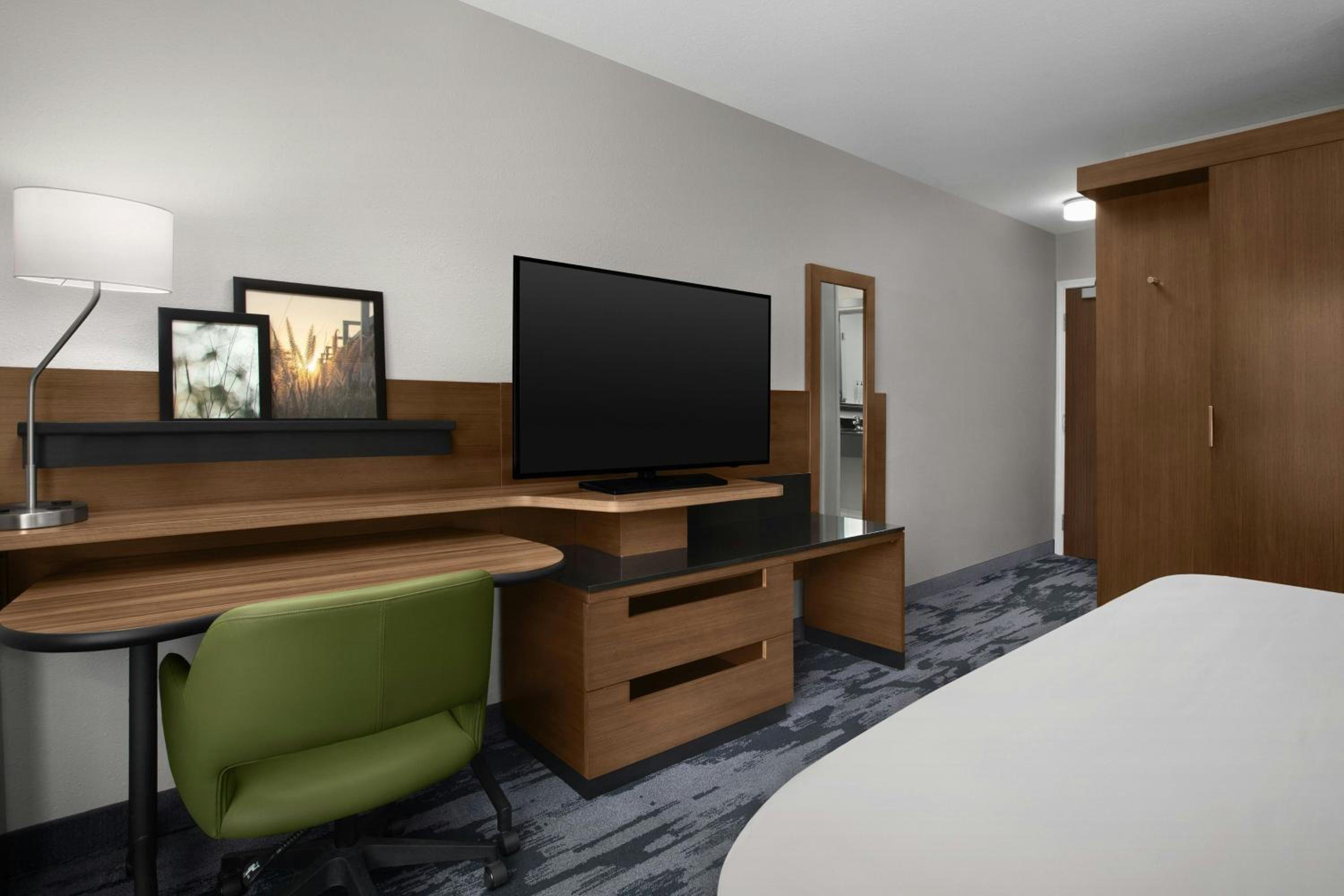 King Room with Transfer Shower and Roll-In Shower - Mobility Access/Hearing Accessible photo 2