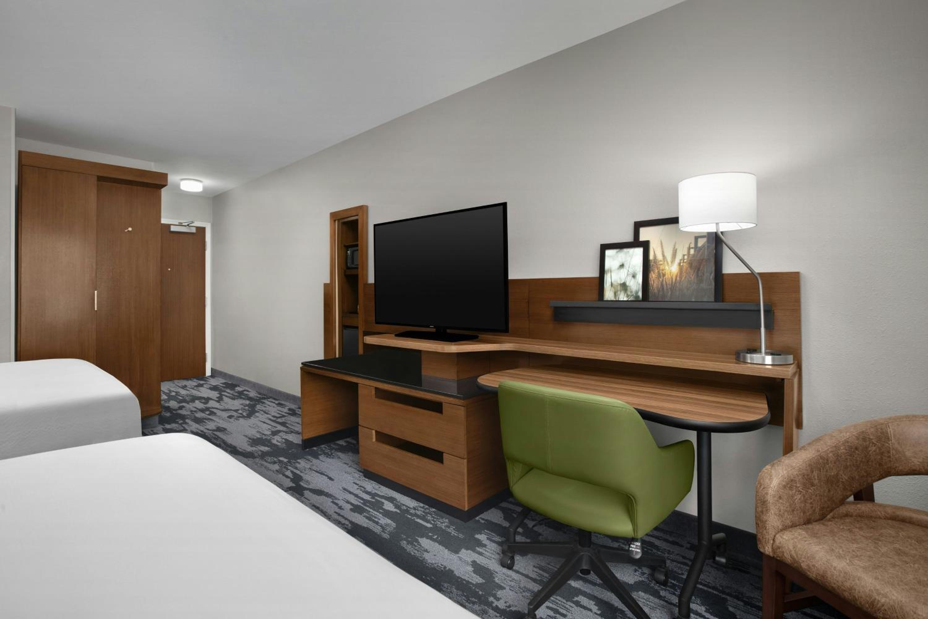 Queen Room with Two Queen Beds photo 1