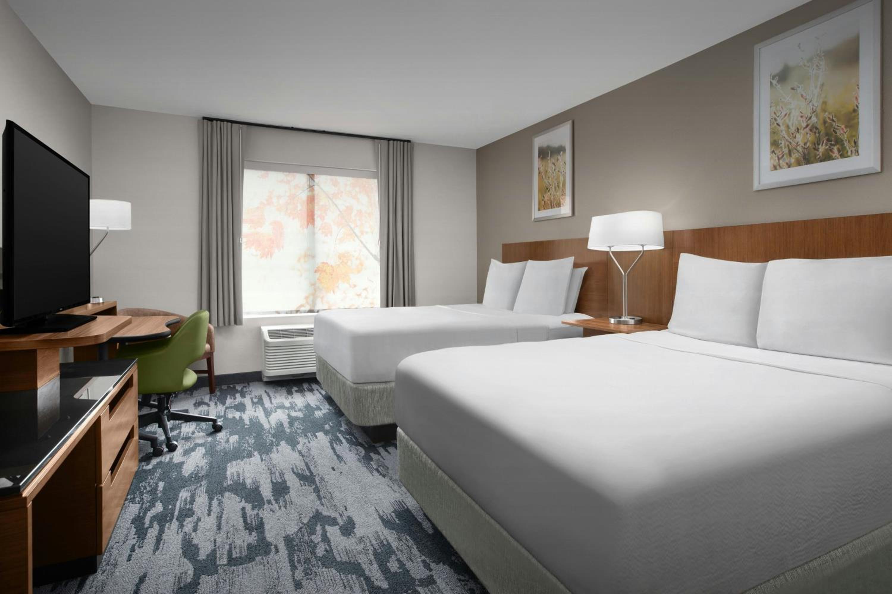 Queen Room with Two Queen Beds photo 2