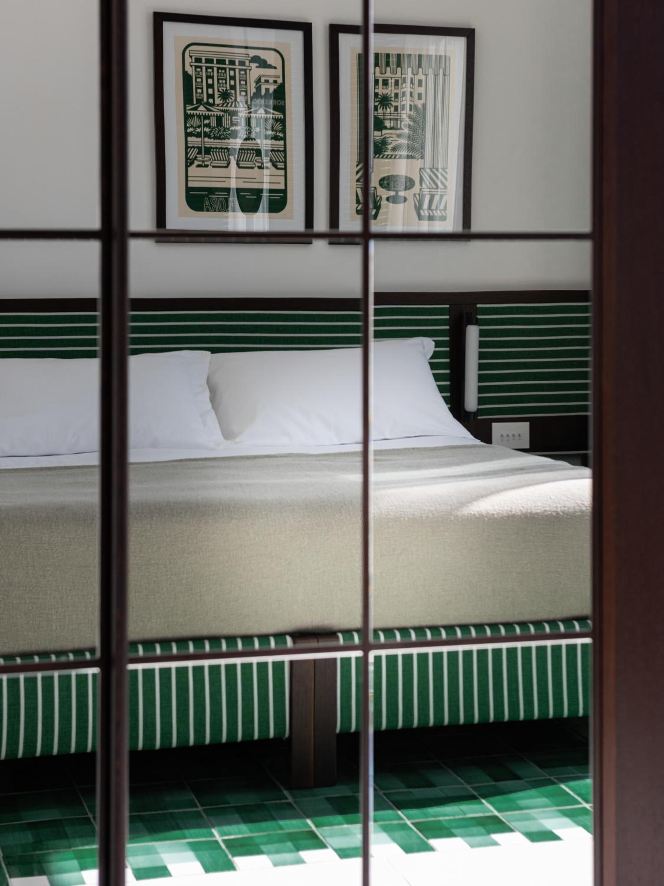 Signature Double or Twin Room with Mountain View thumbnail 5