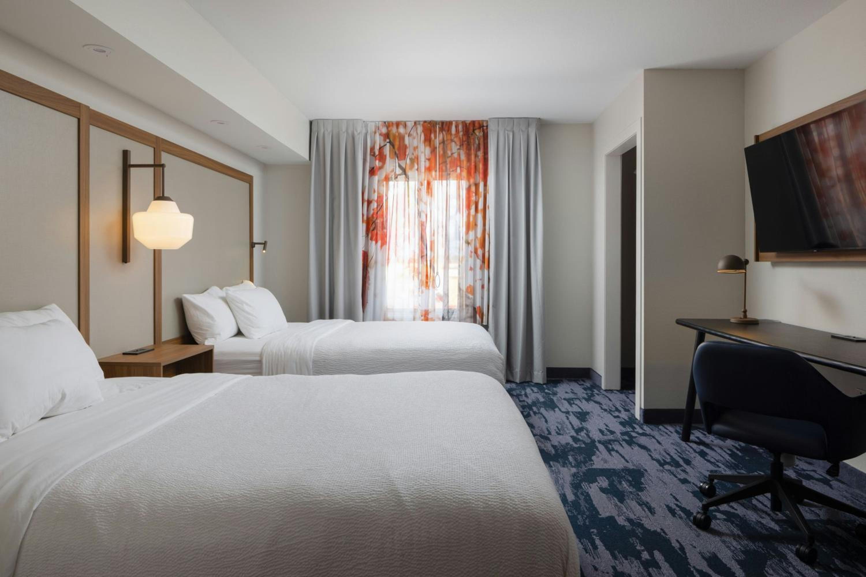 Queen Suite with Two Queen Beds and Sofa Bed - Photo 2