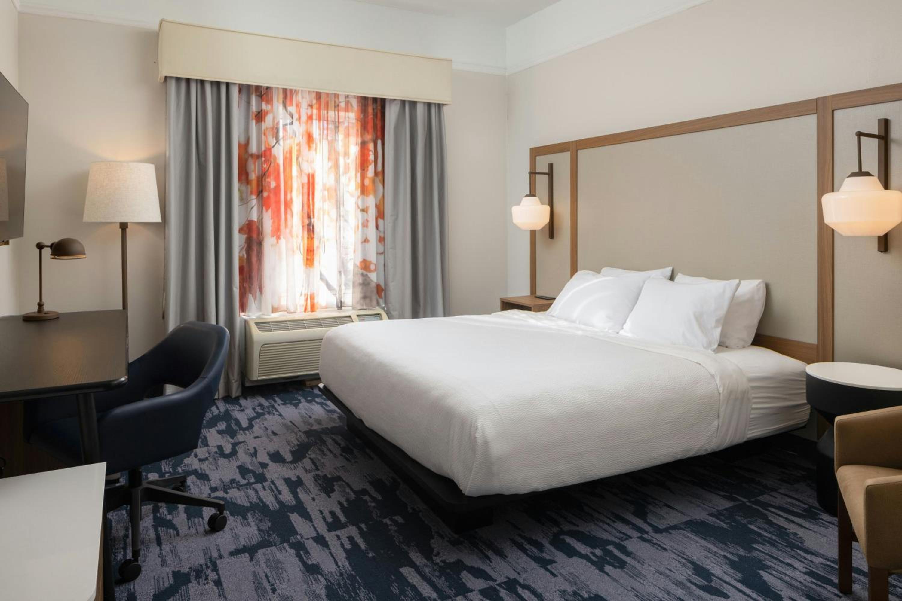 King Room with Roll-In Shower - Mobility Accessible - Photo 2