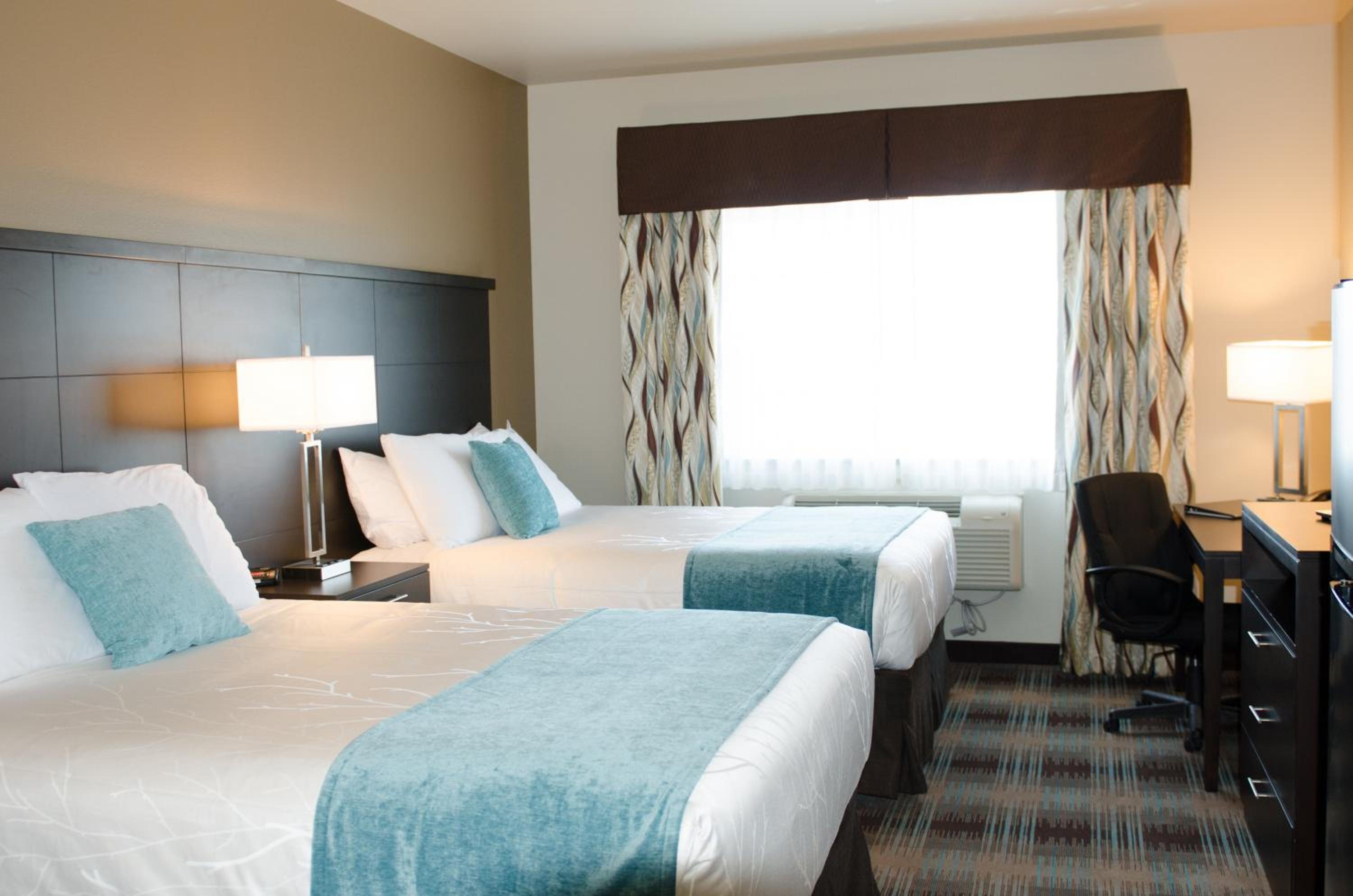 Queen Room with Two Queen Beds - Photo 5