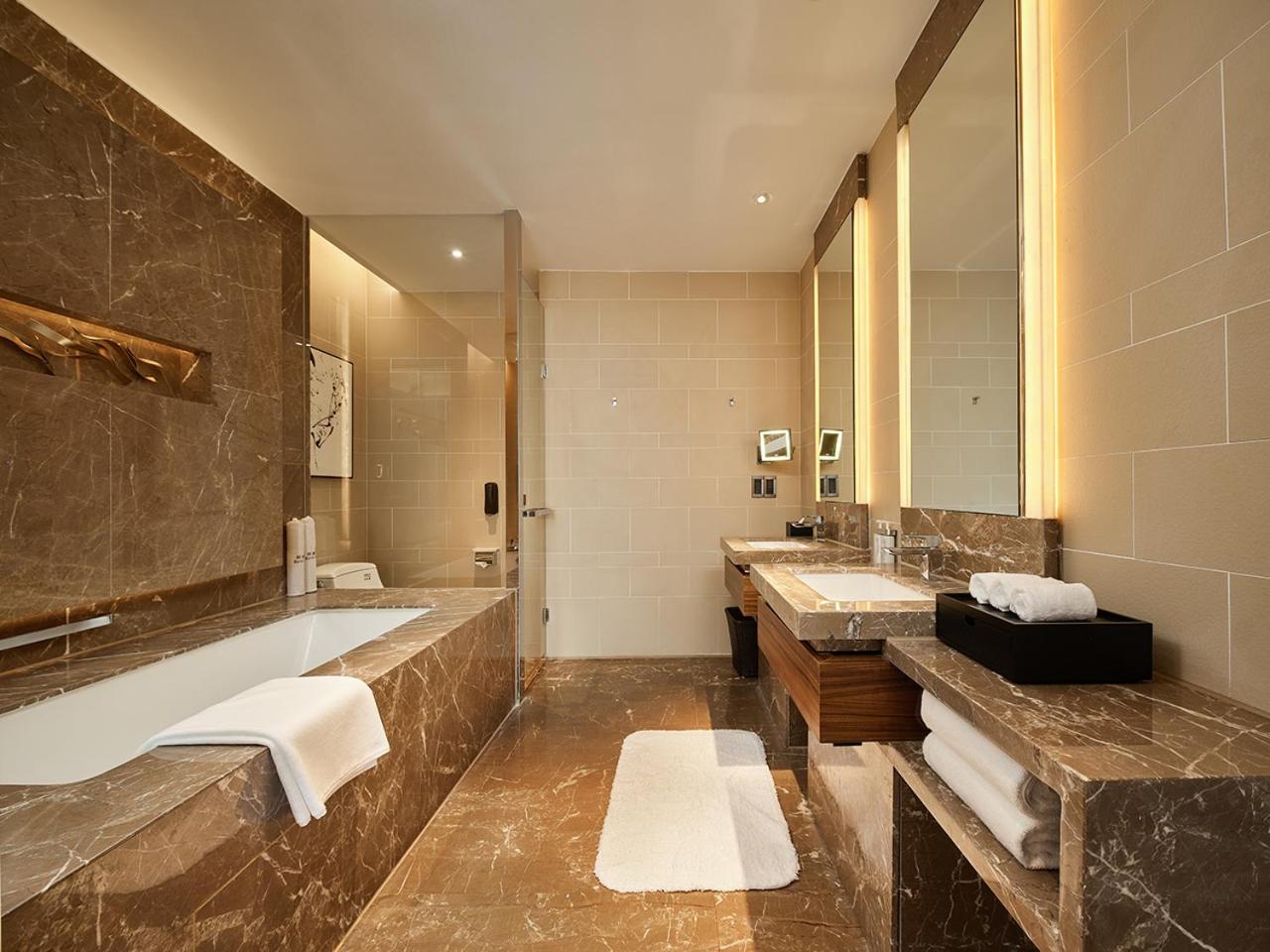Premium King Room - Lounge Access - Photo 3