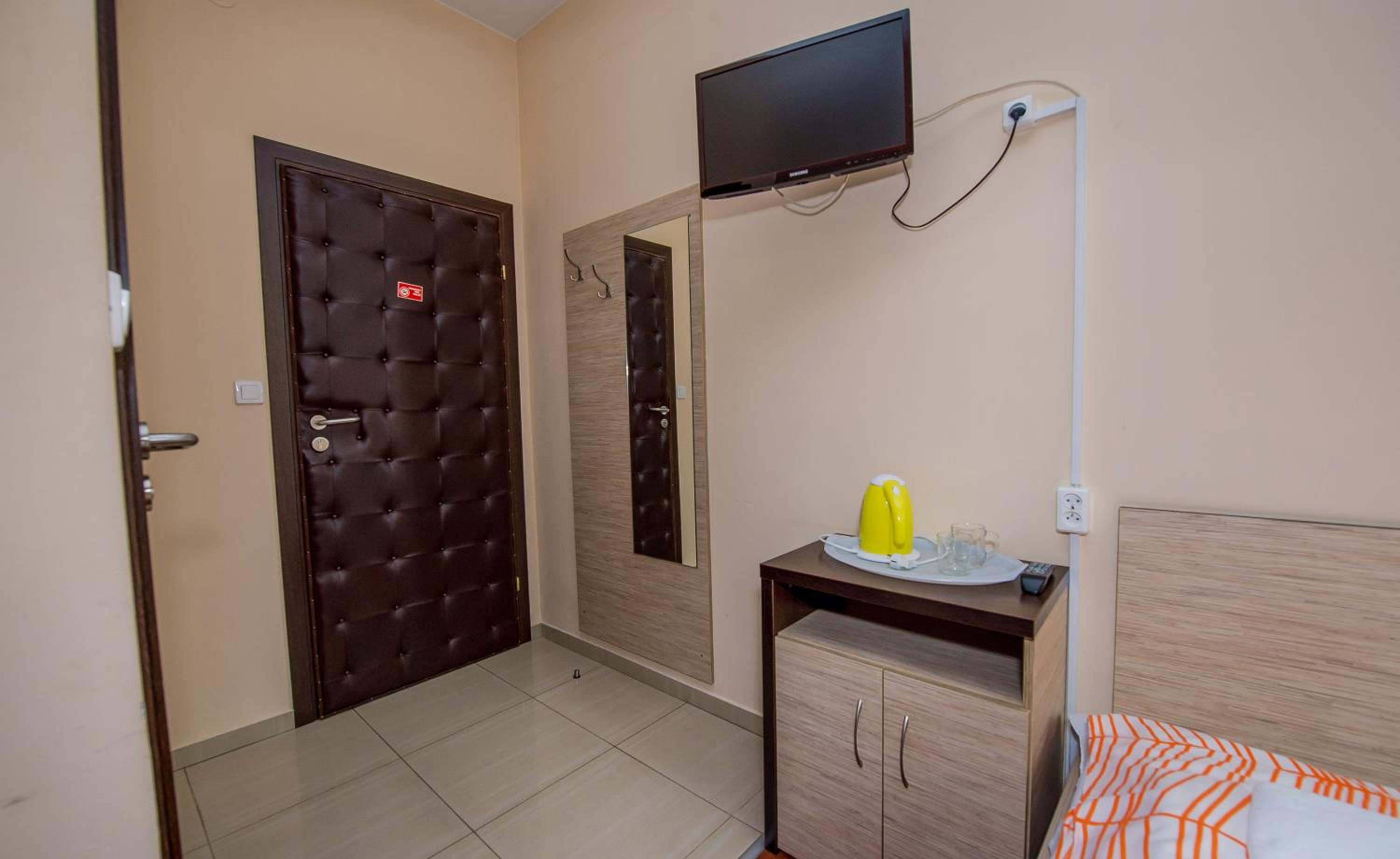 Twin Room - Photo 8