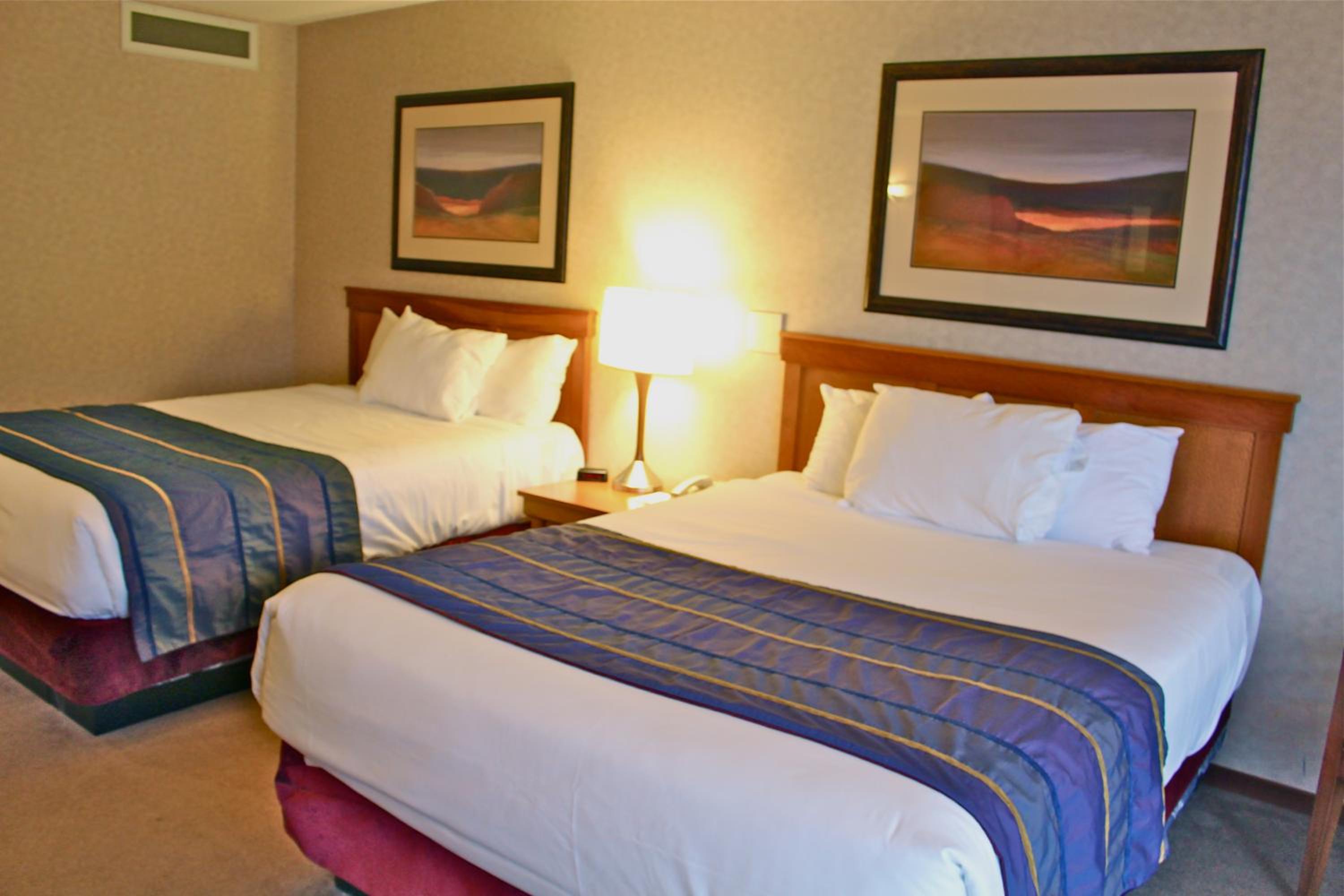 Queen Room with Two Queen Beds and Mountain View - Photo 3