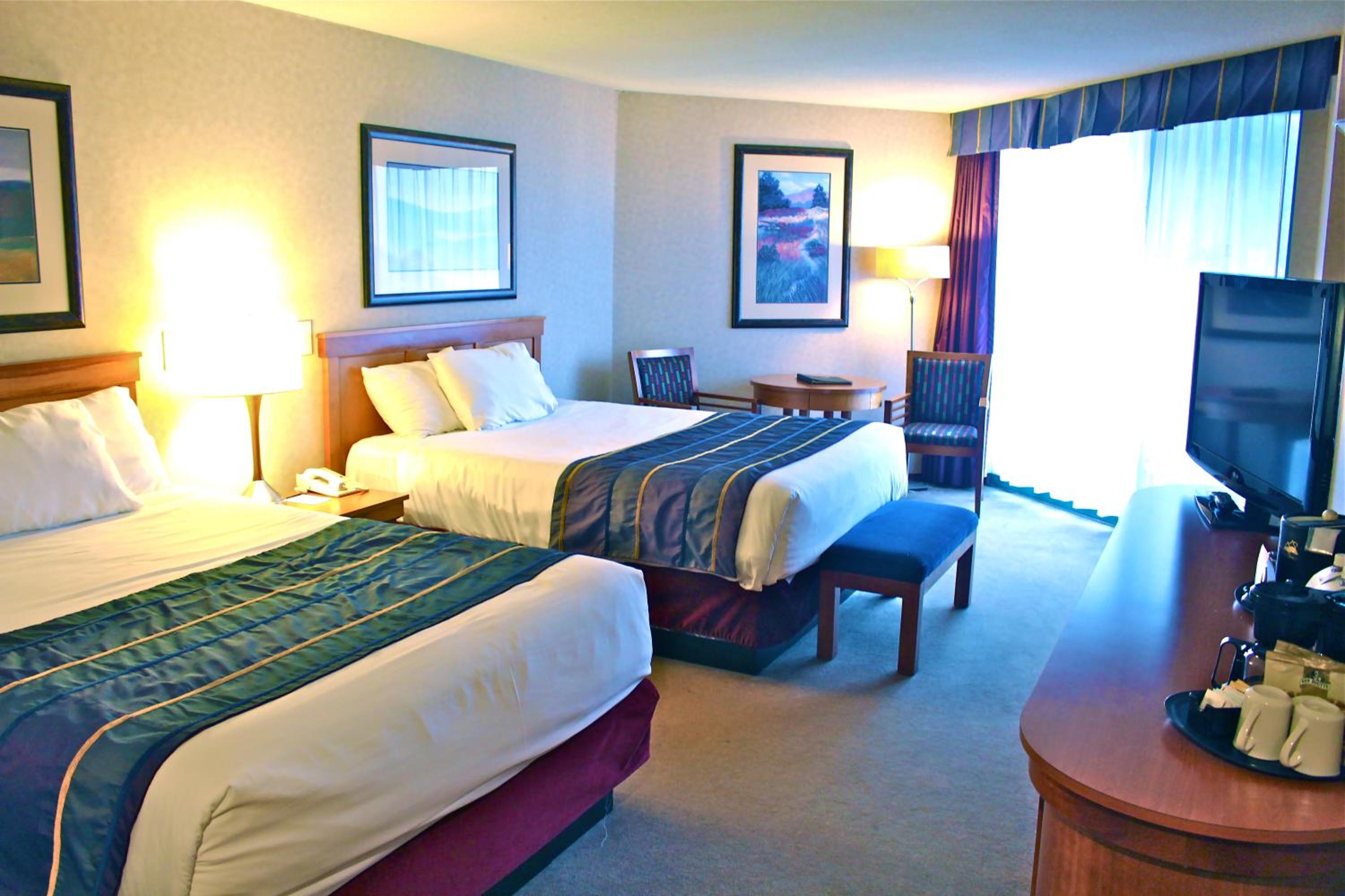 Queen Room with Two Queen Beds and Mountain View - Photo 4