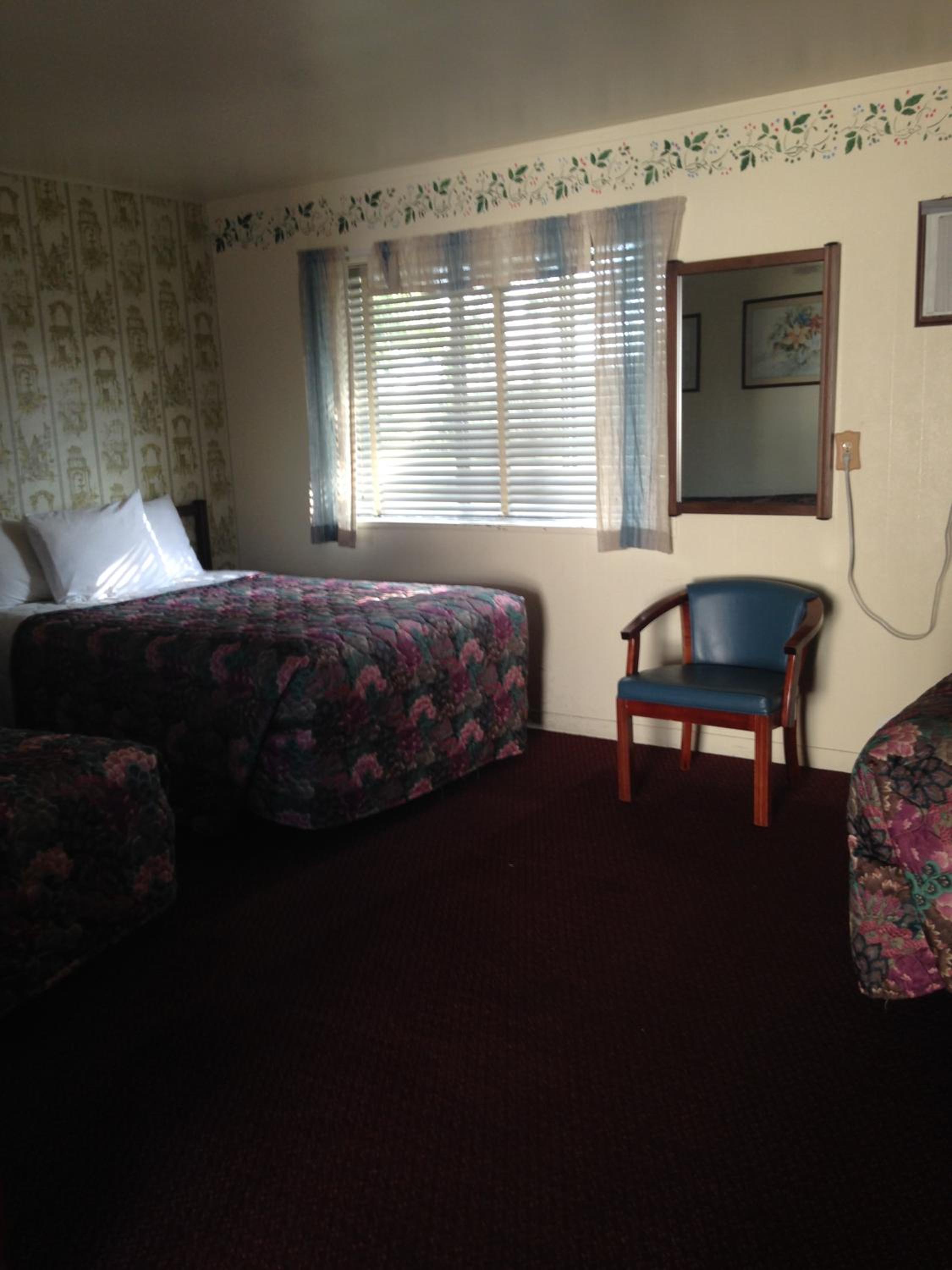 1 King Bed & 2 Queen Beds Non - Smoking photo 3