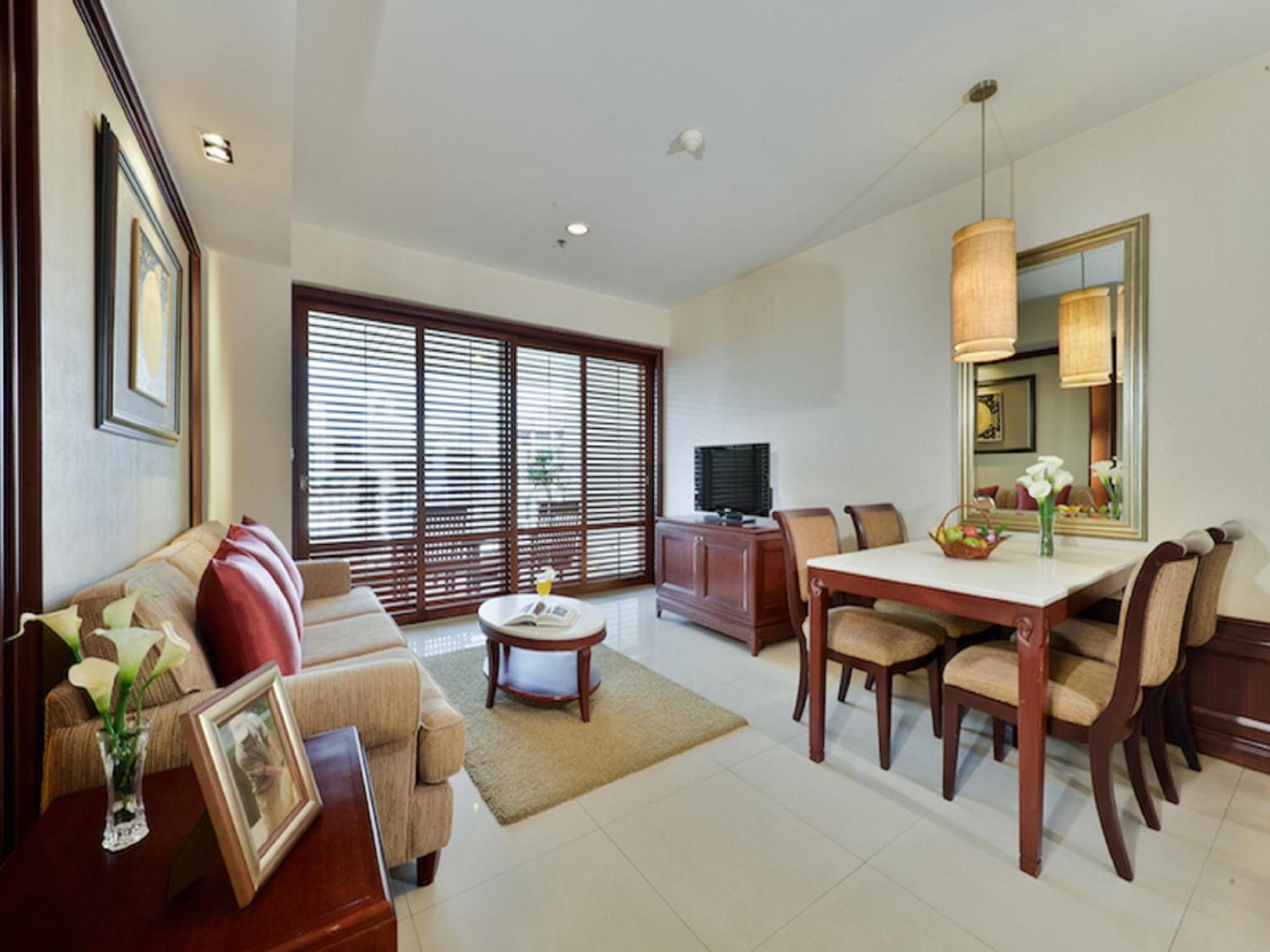 One-Bedroom Grand Suite photo 2