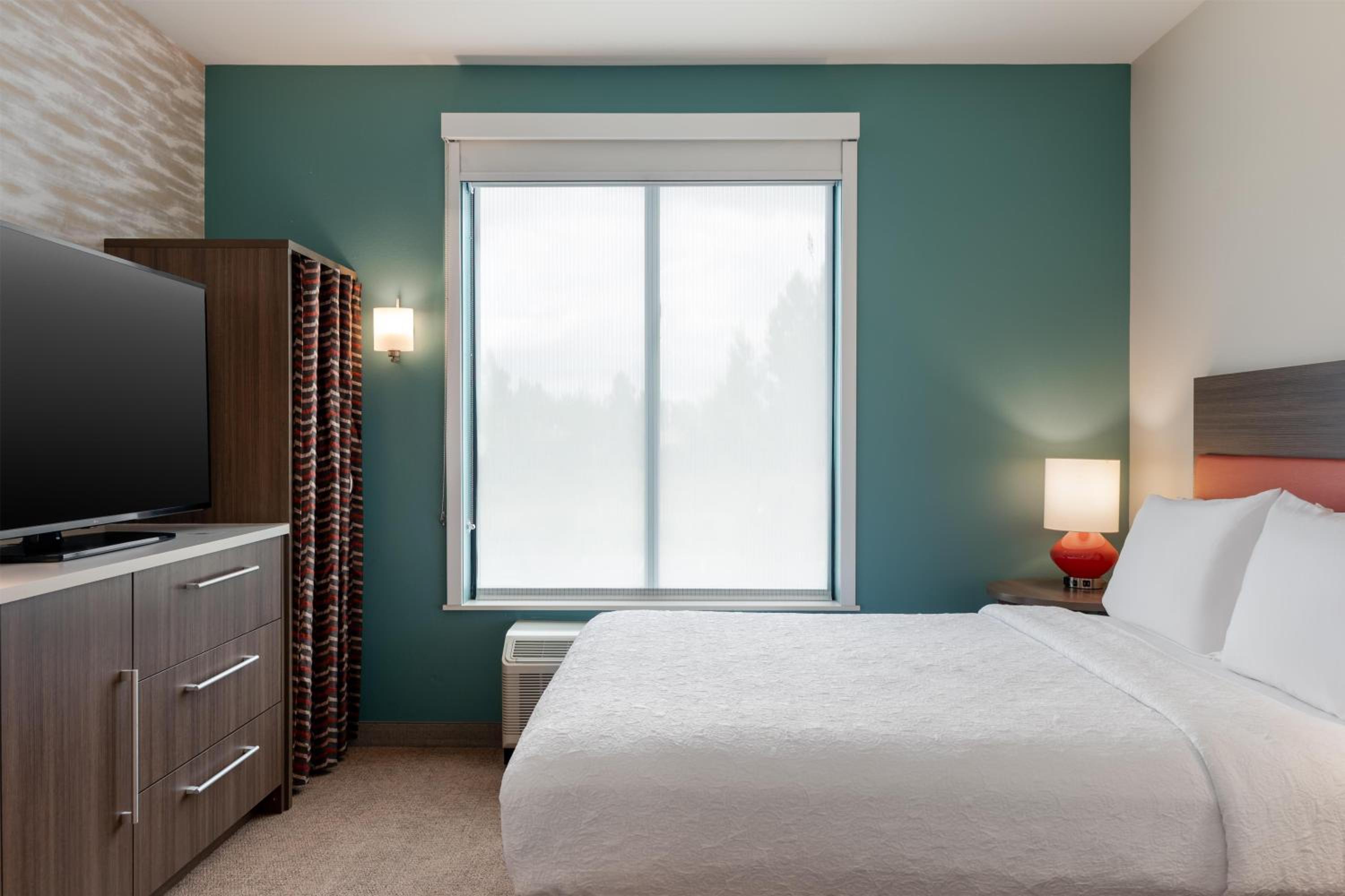 One-Bedroom Queen Suite - Non-Smoking - Photo 6