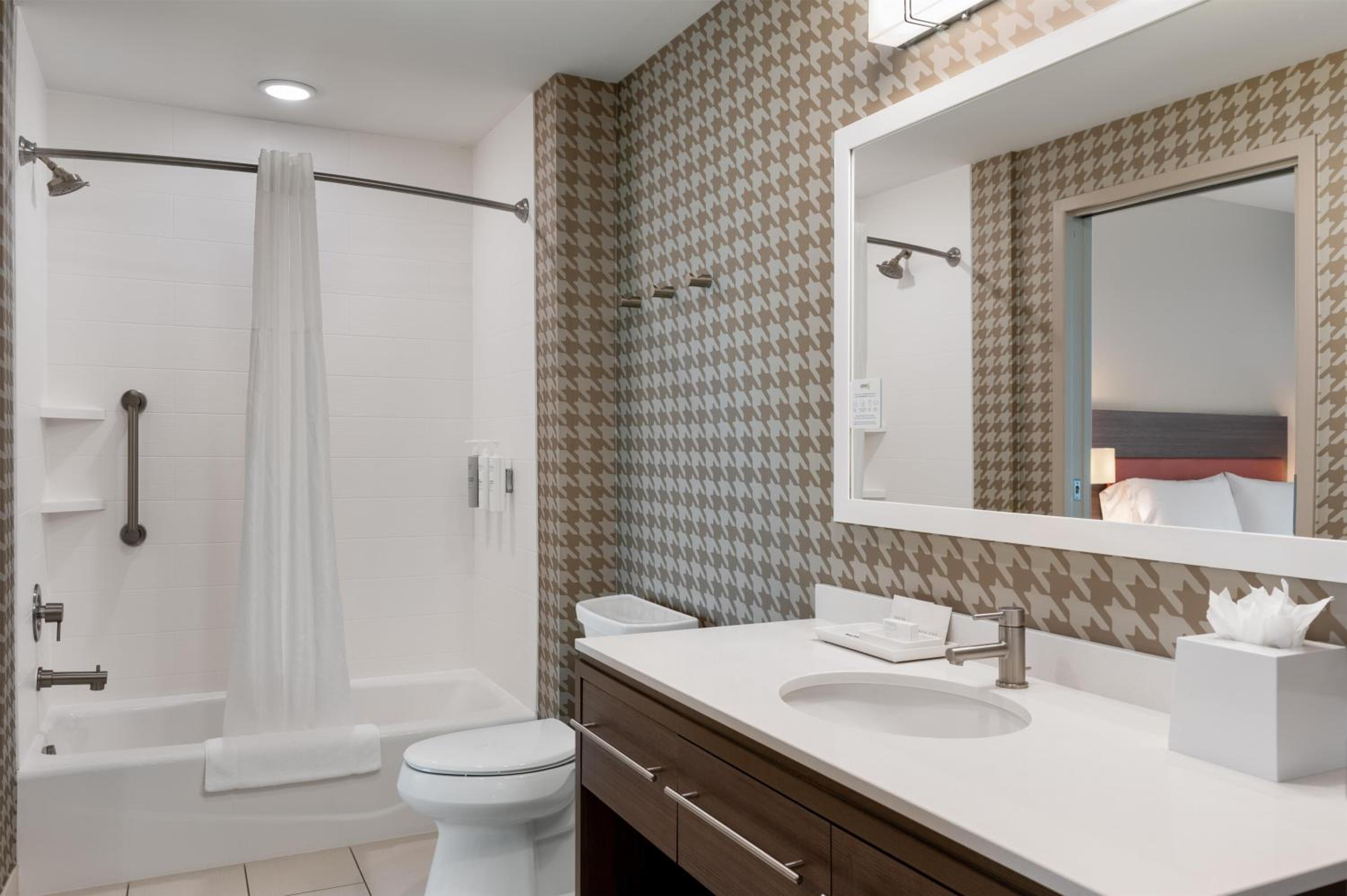 One-Bedroom Queen Suite - Non-Smoking - Photo 1