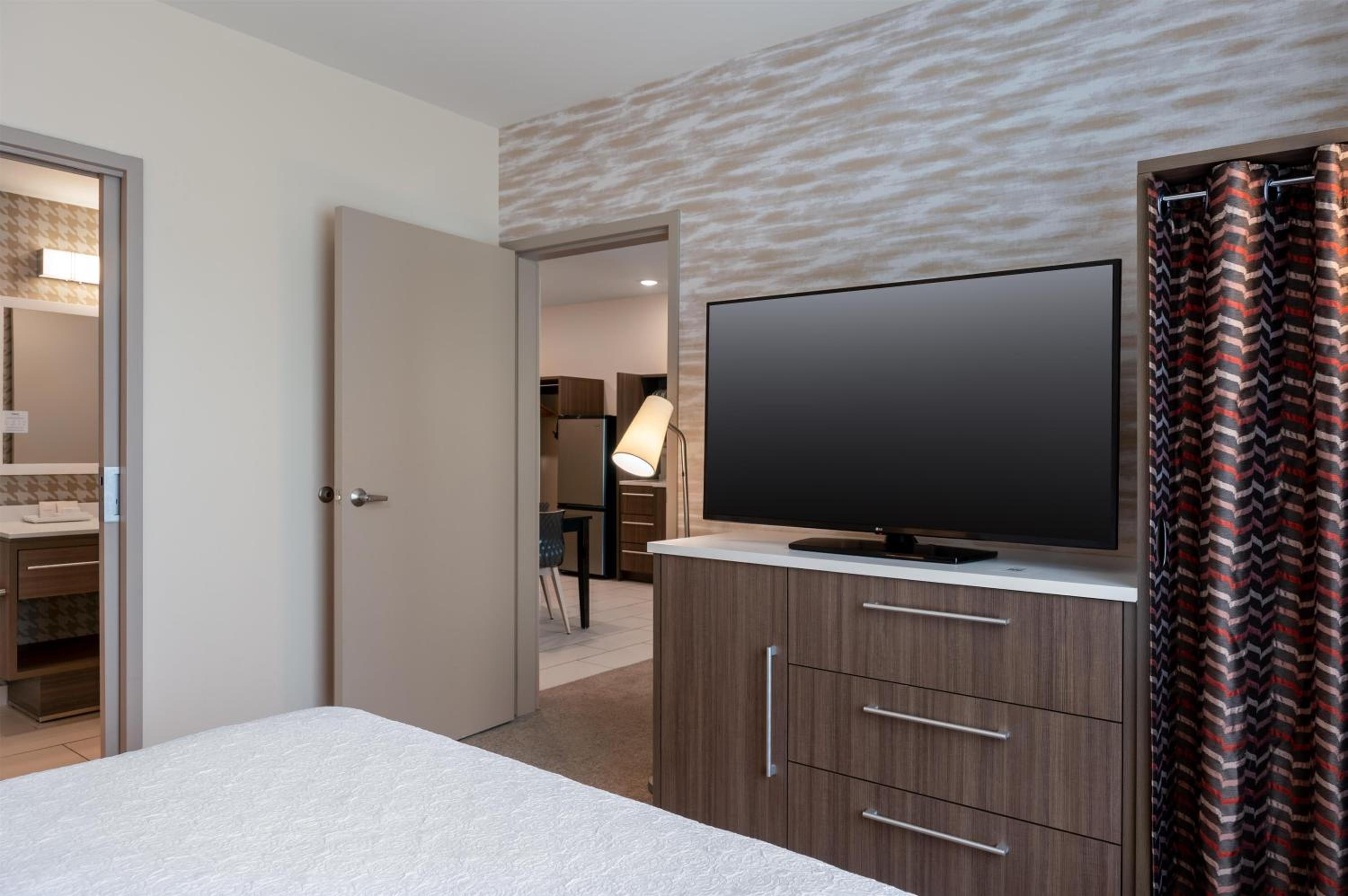 One-Bedroom Queen Suite - Non-Smoking - Photo 3