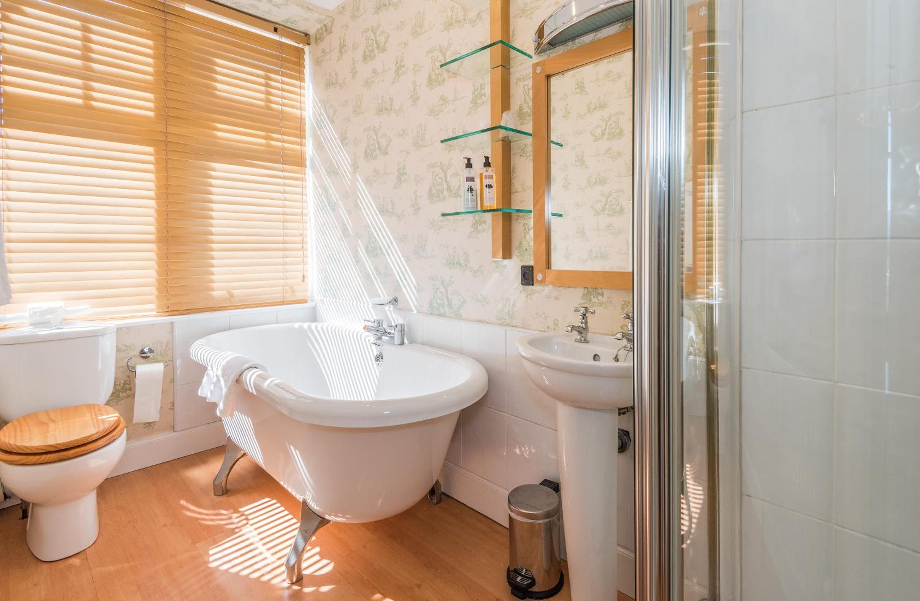 Deluxe Double Room - Photo 11