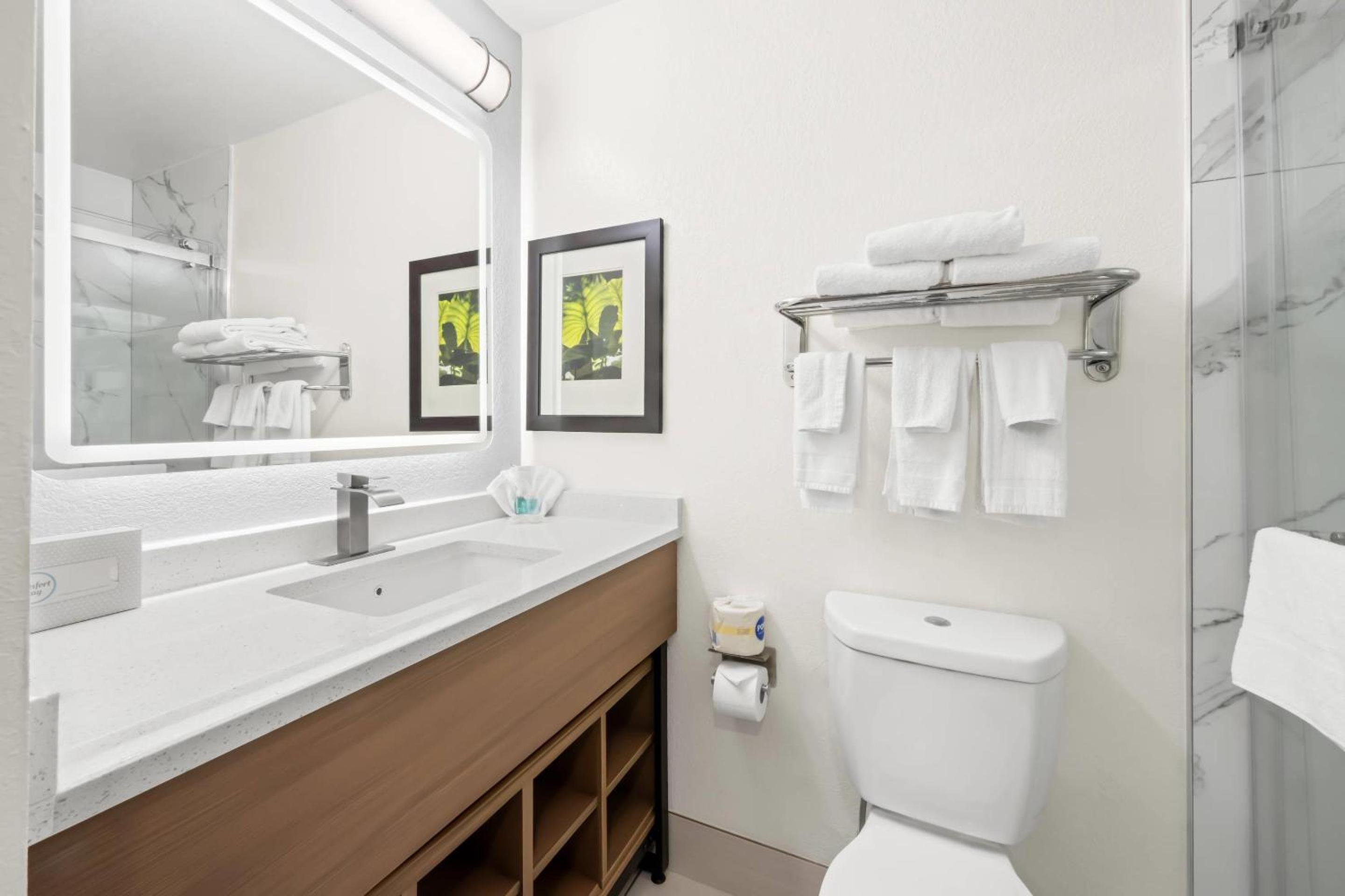 2 Queen Beds Suite, Full Kitchen photo 2