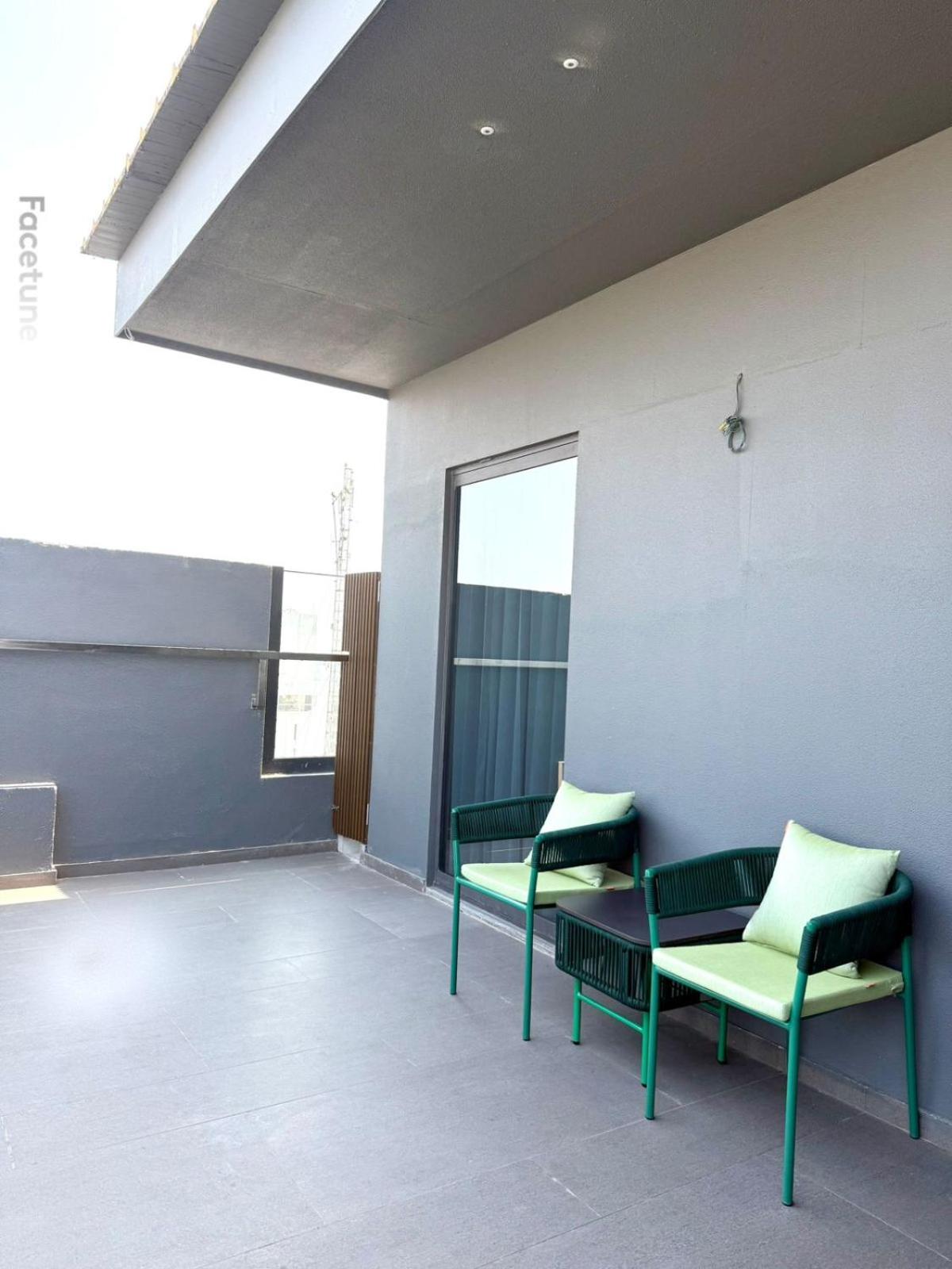 Studio King Room with City View and Balcony  (Early Check in &Late Check out-subject to availability,10% off on Laundry, Complimentary High Tea) ) - Photo 1
