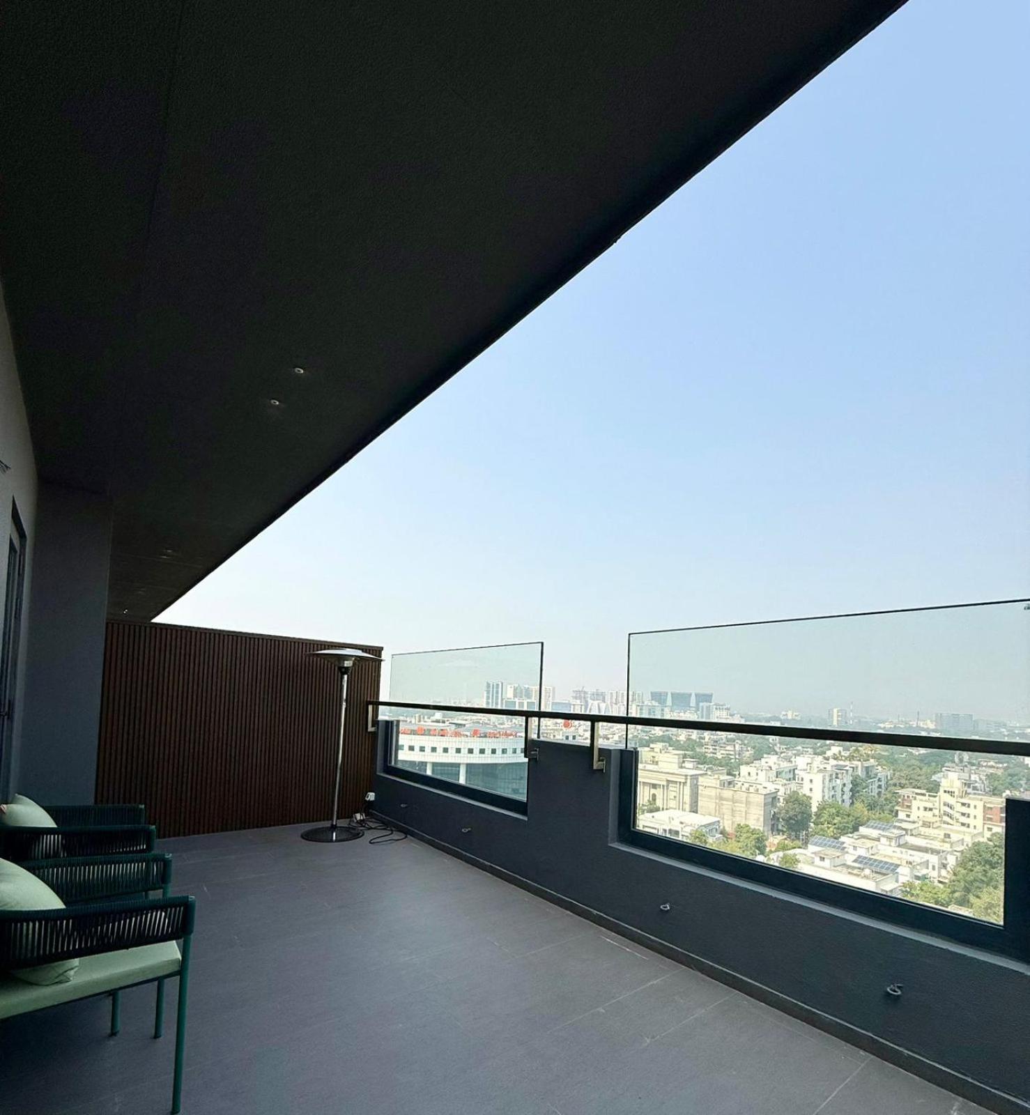 Studio King Room with City View and Balcony  (Early Check in &Late Check out-subject to availability,10% off on Laundry, Complimentary High Tea) ) - Photo 3