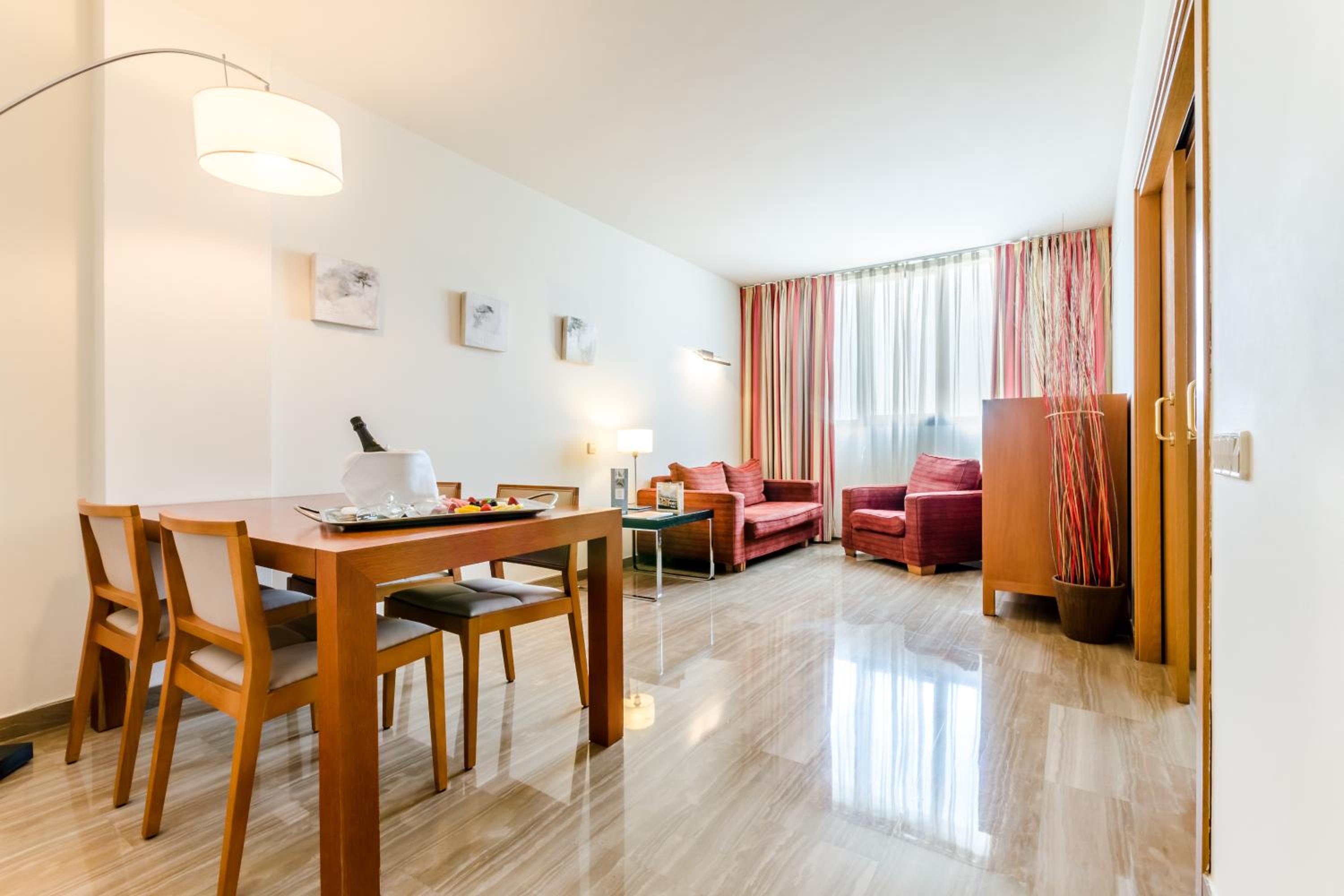 Suite - Photo 3
