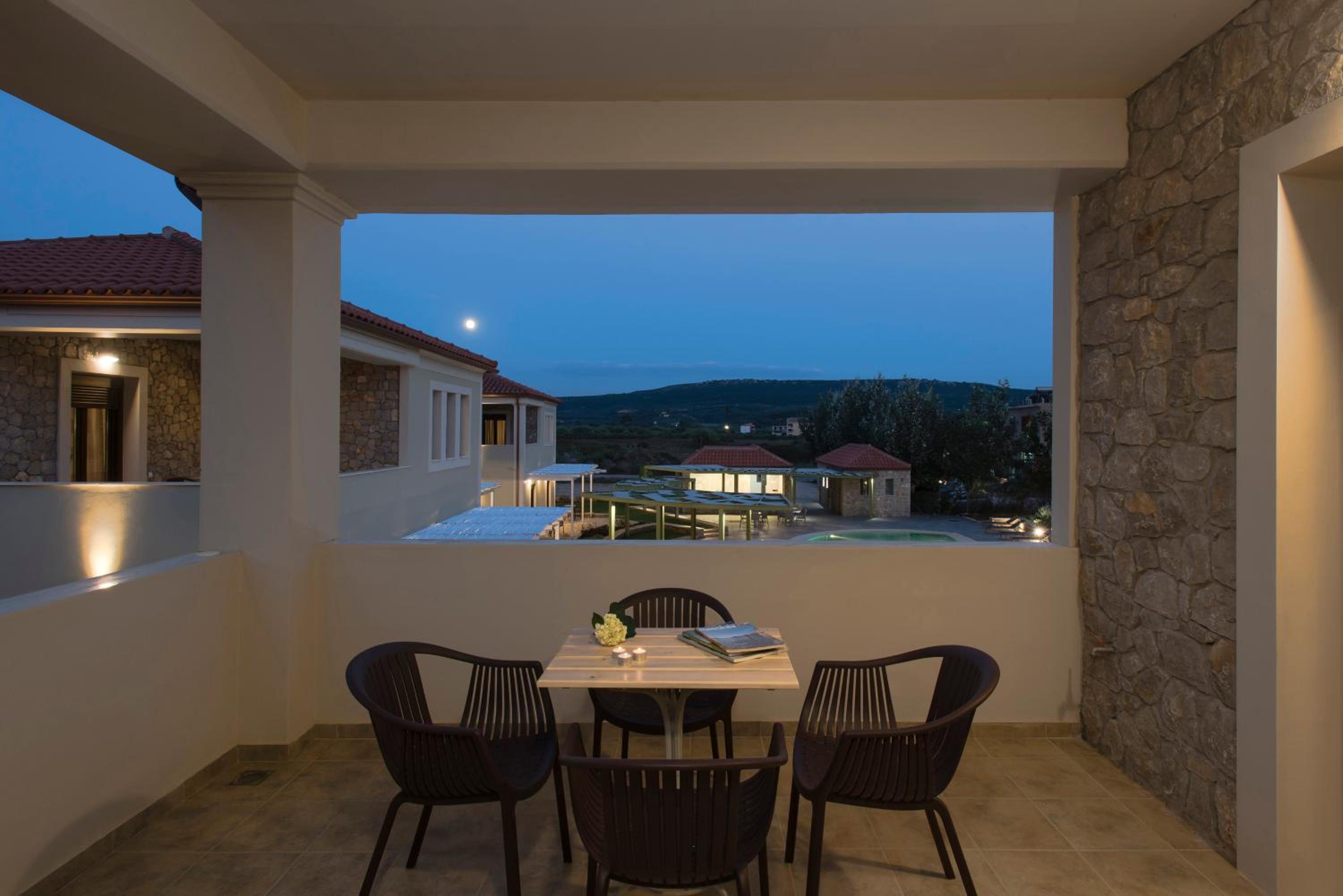 Family Room with Garden View - Photo 4