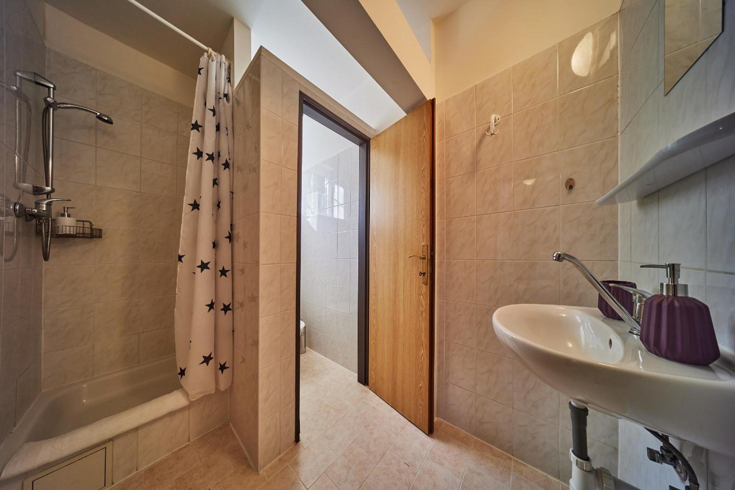 Single Room with Private Bathroom photo 2