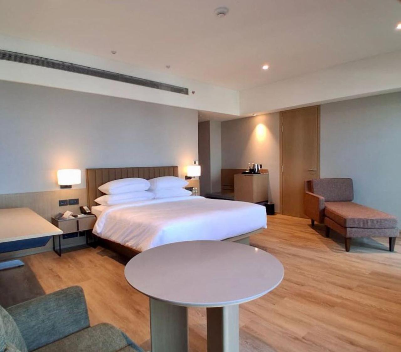 Studio King Room with City View and Balcony  (Early Check in &Late Check out-subject to availability,10% off on Laundry, Complimentary High Tea) ) - Photo 2
