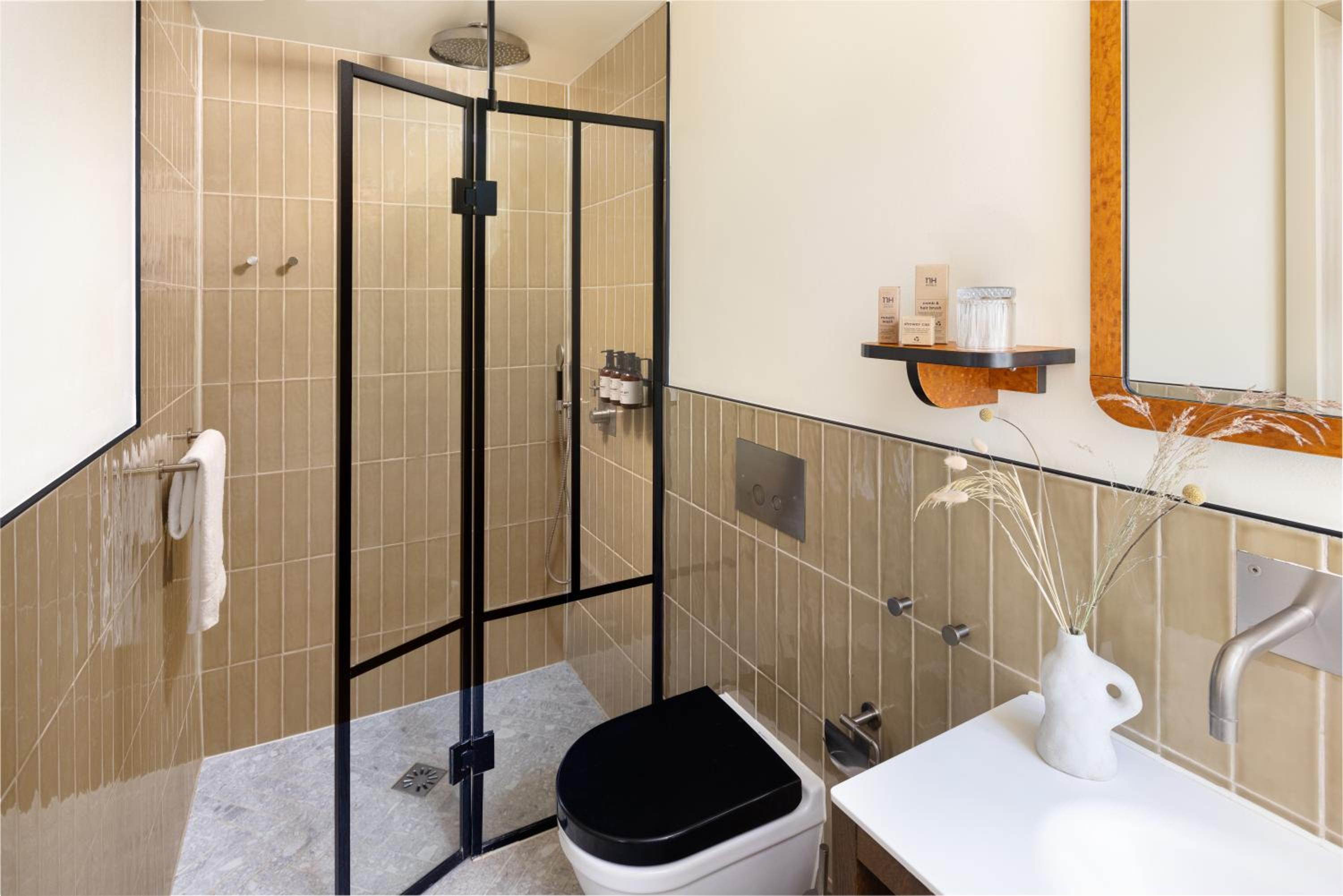 Junior Suite with Balcony - Photo 4