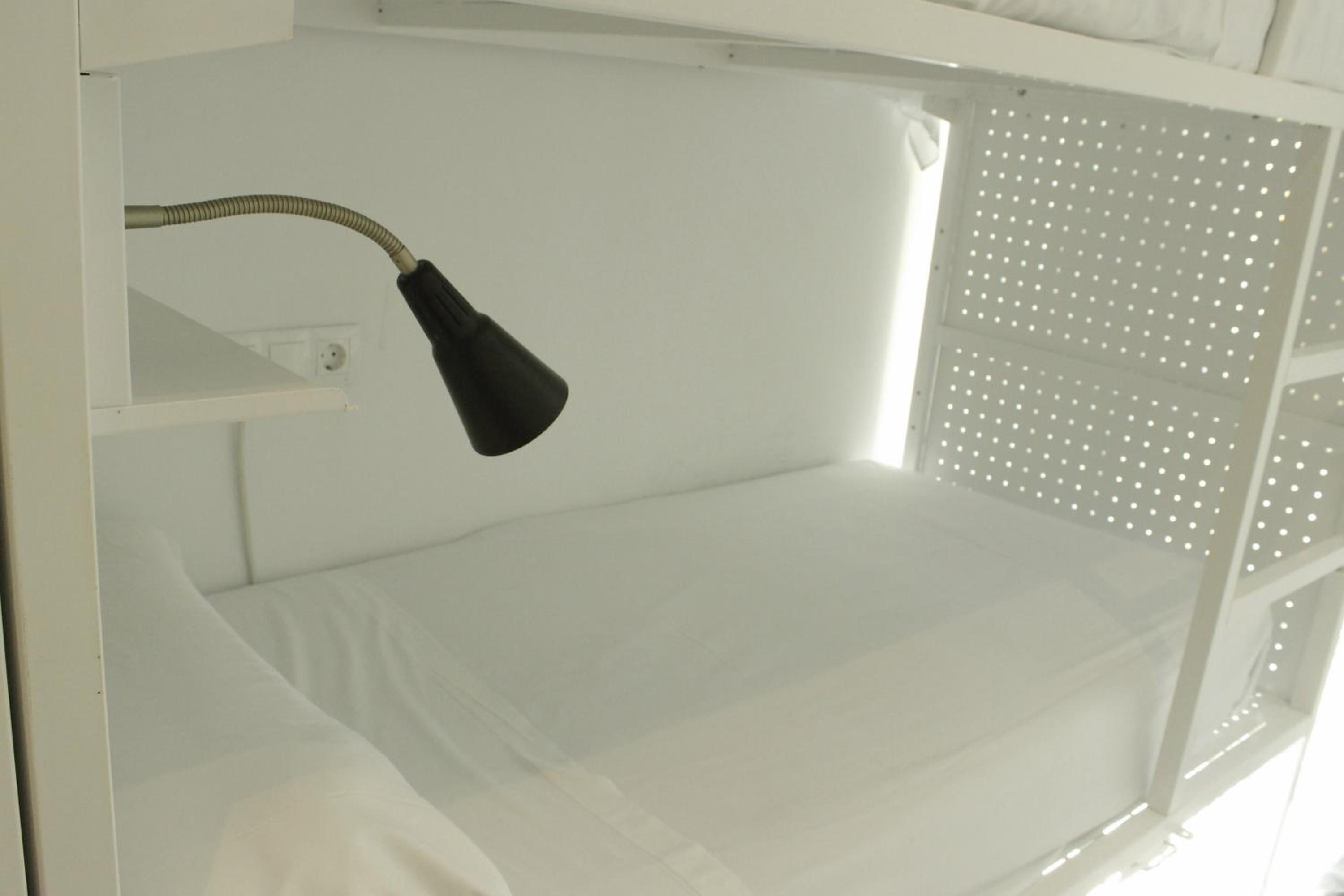 Cama en Habitación Compartida de 6 camas con Balcón