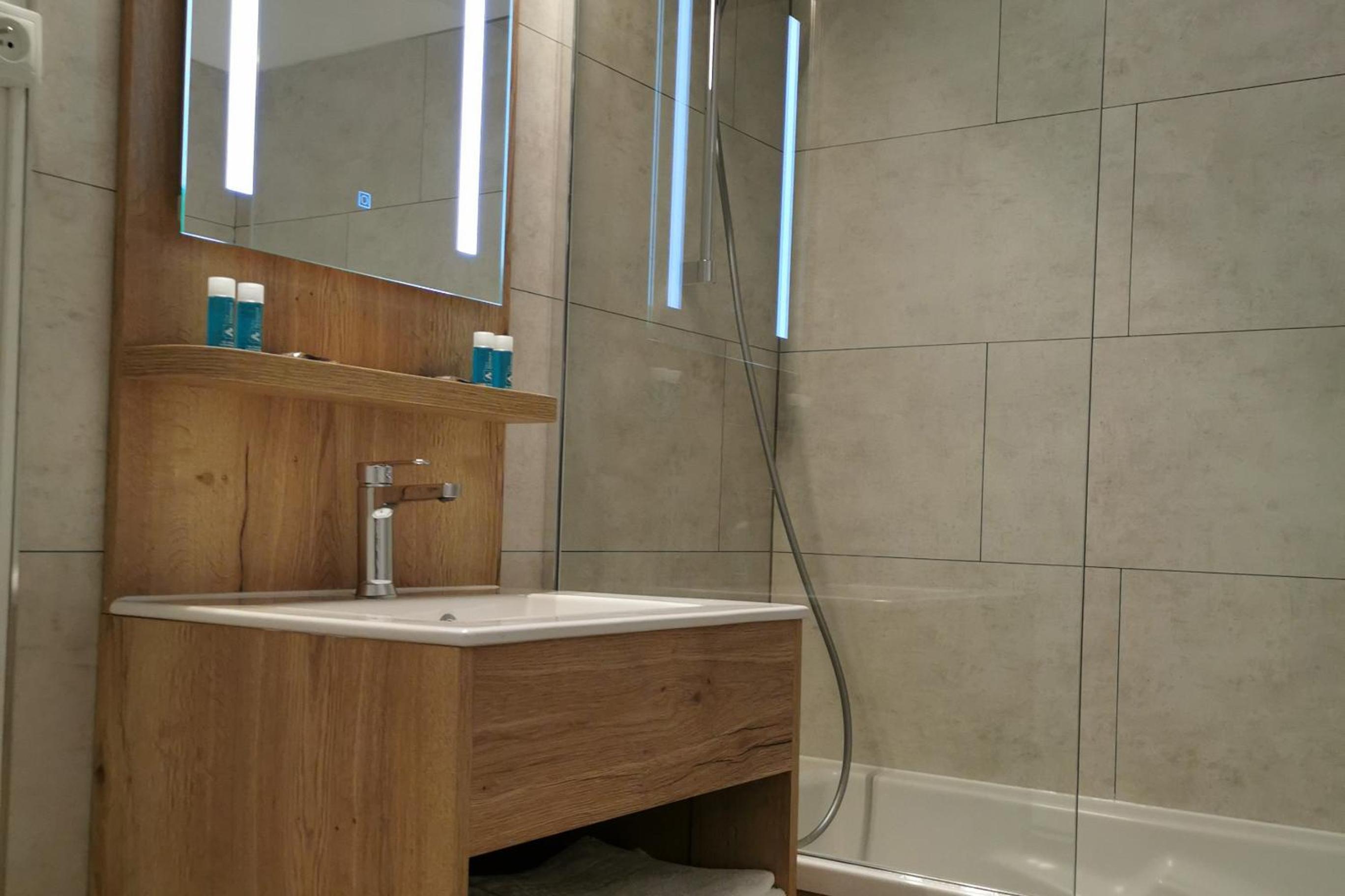 Premium One-Bedroom Apartment - Photo 2