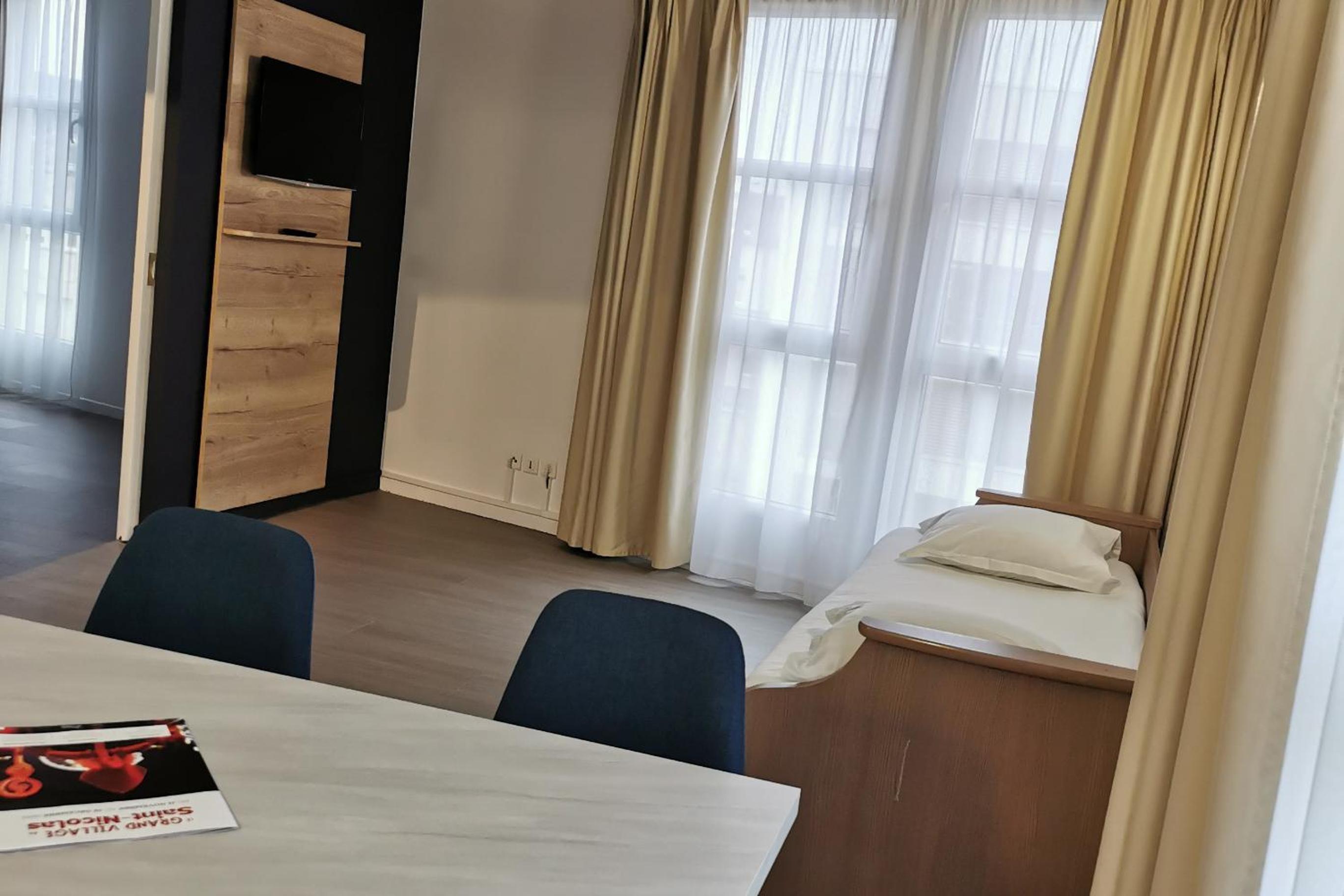 Premium One-Bedroom Apartment - Photo 1