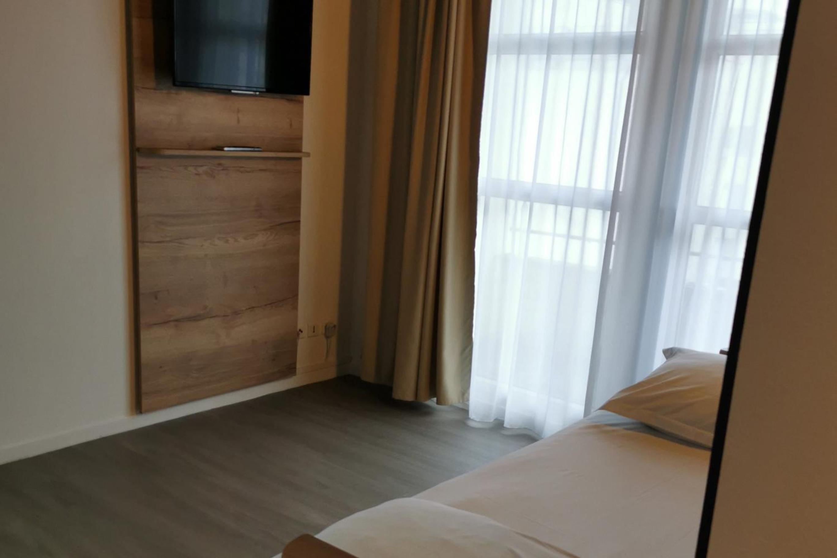 Premium One-Bedroom Apartment - Photo 5