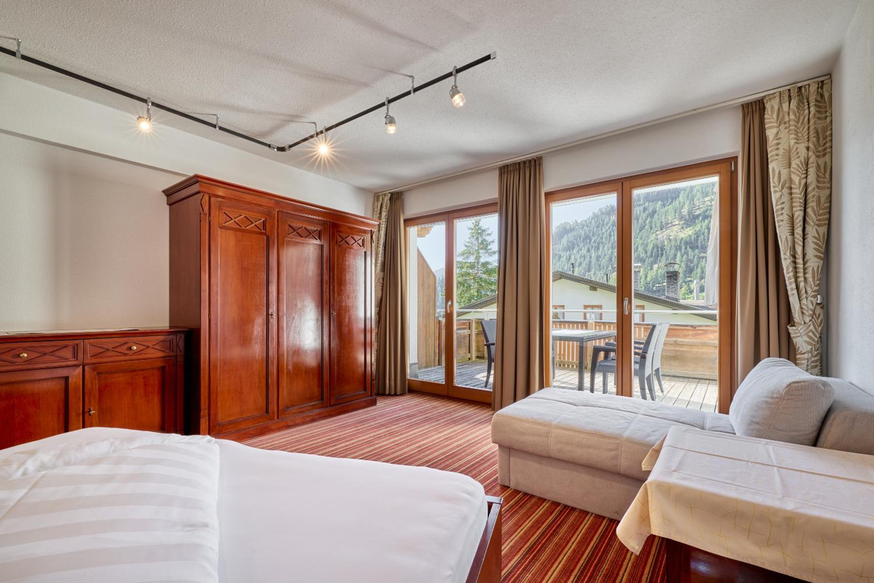 Two-Bedroom Apartment with Balcony photo 2